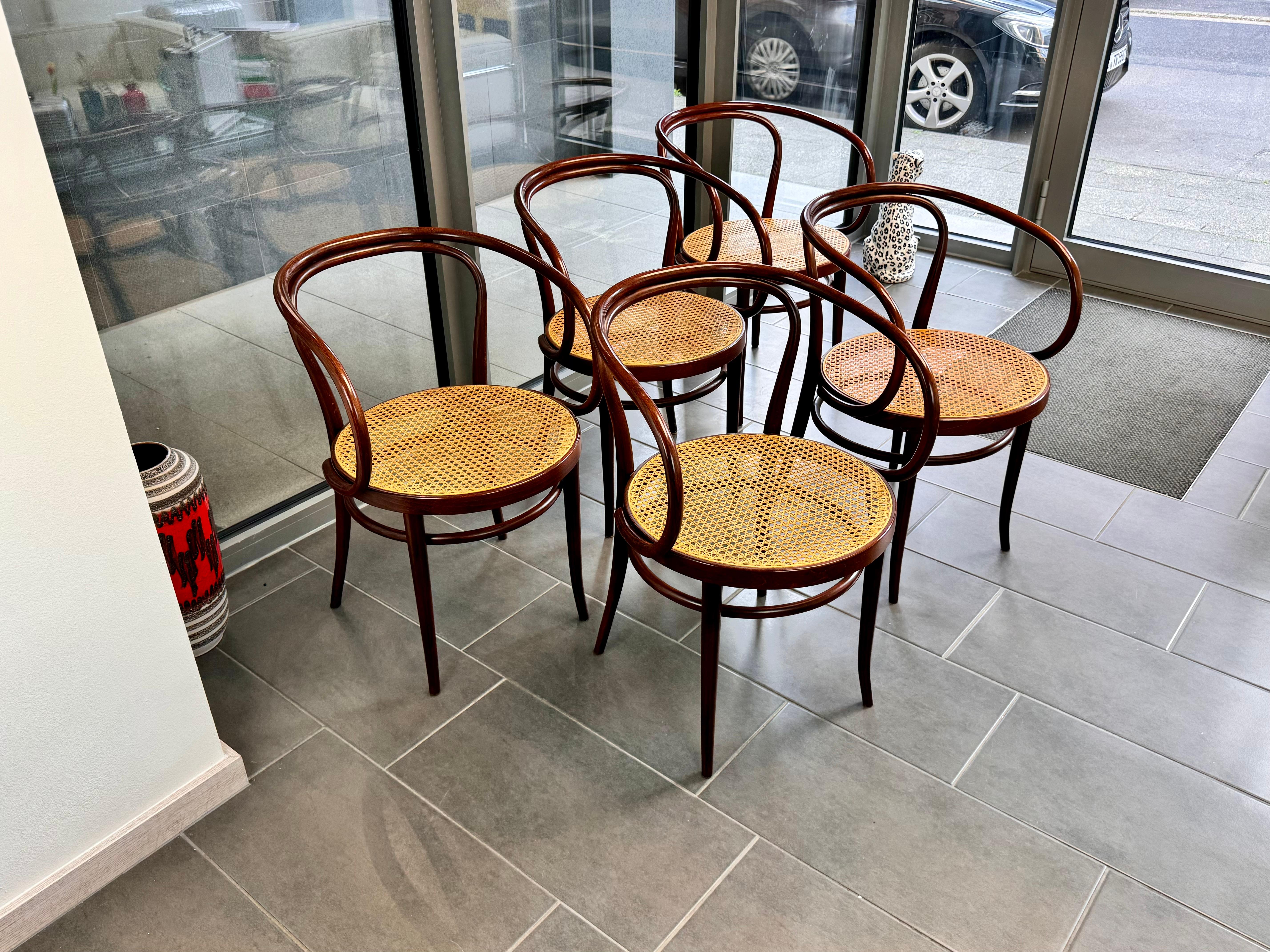 Hand-Crafted Thonet 209 Bentwood Armchairs with Extendable Round Dining Table Mid-Century For Sale