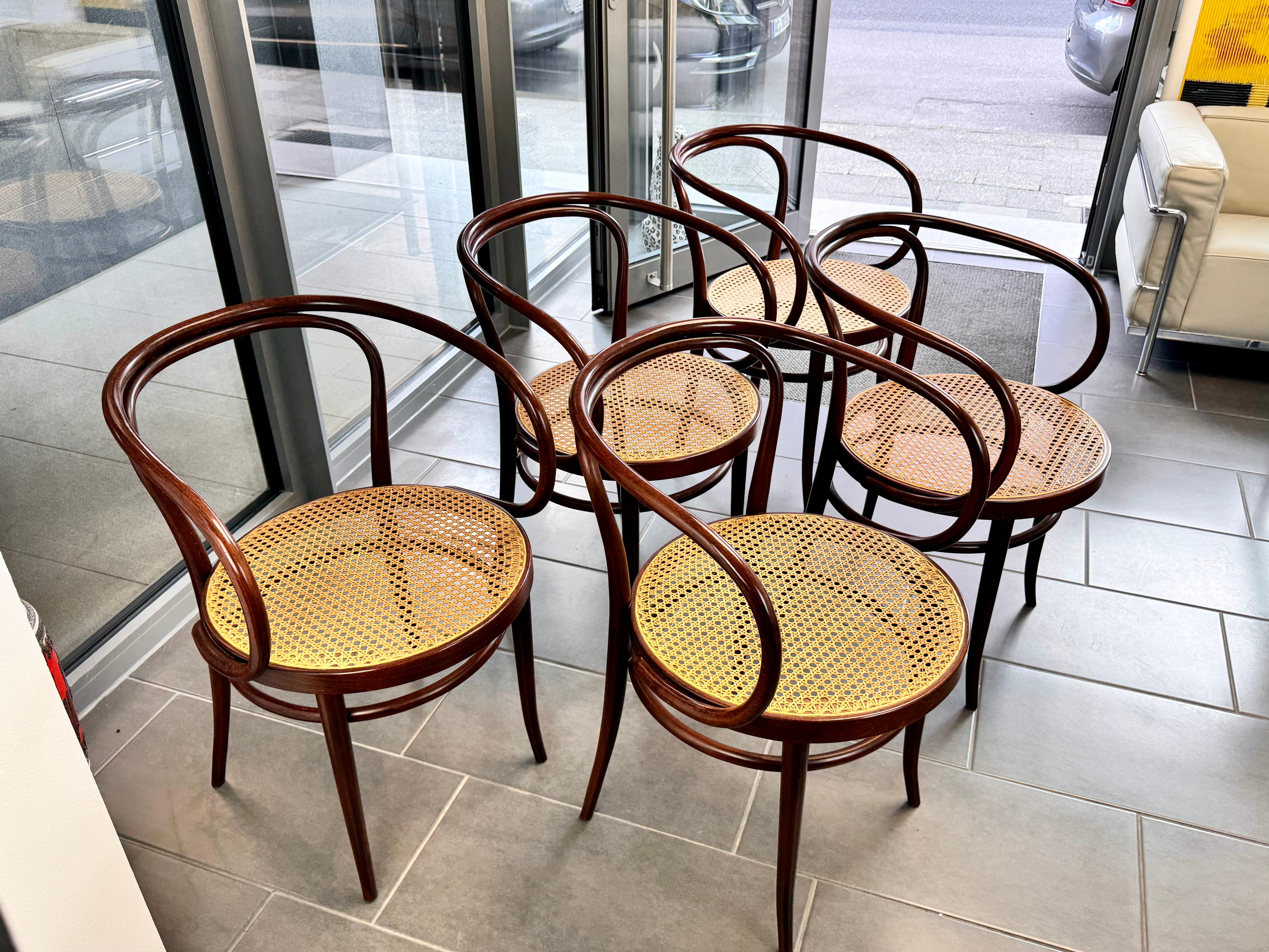 Thonet 209 Bentwood Armchairs with Extendable Round Dining Table Mid-Century In Good Condition For Sale In Alsdorf, NW