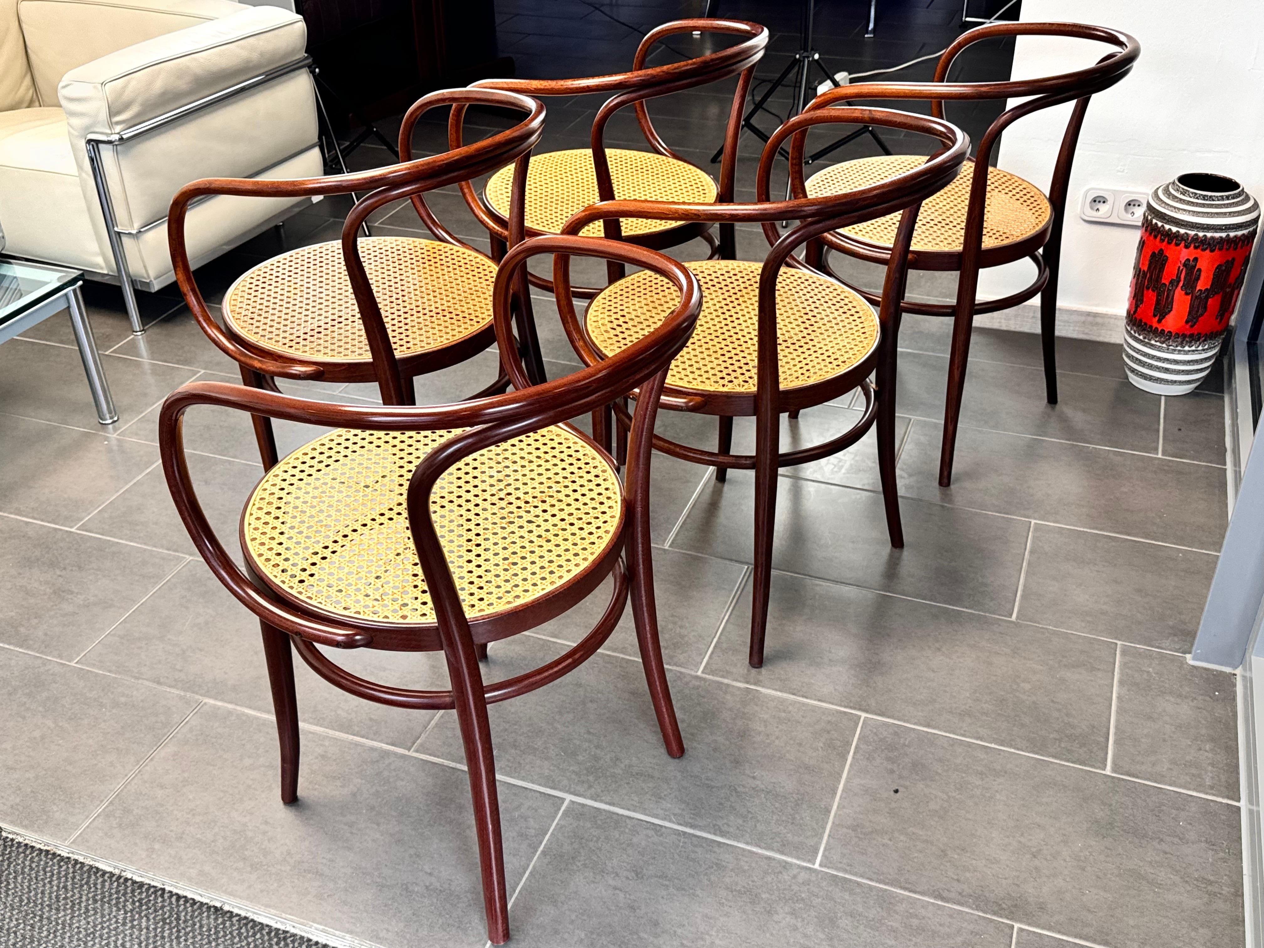 20th Century Thonet 209 Bentwood Armchairs with Extendable Round Dining Table Mid-Century For Sale