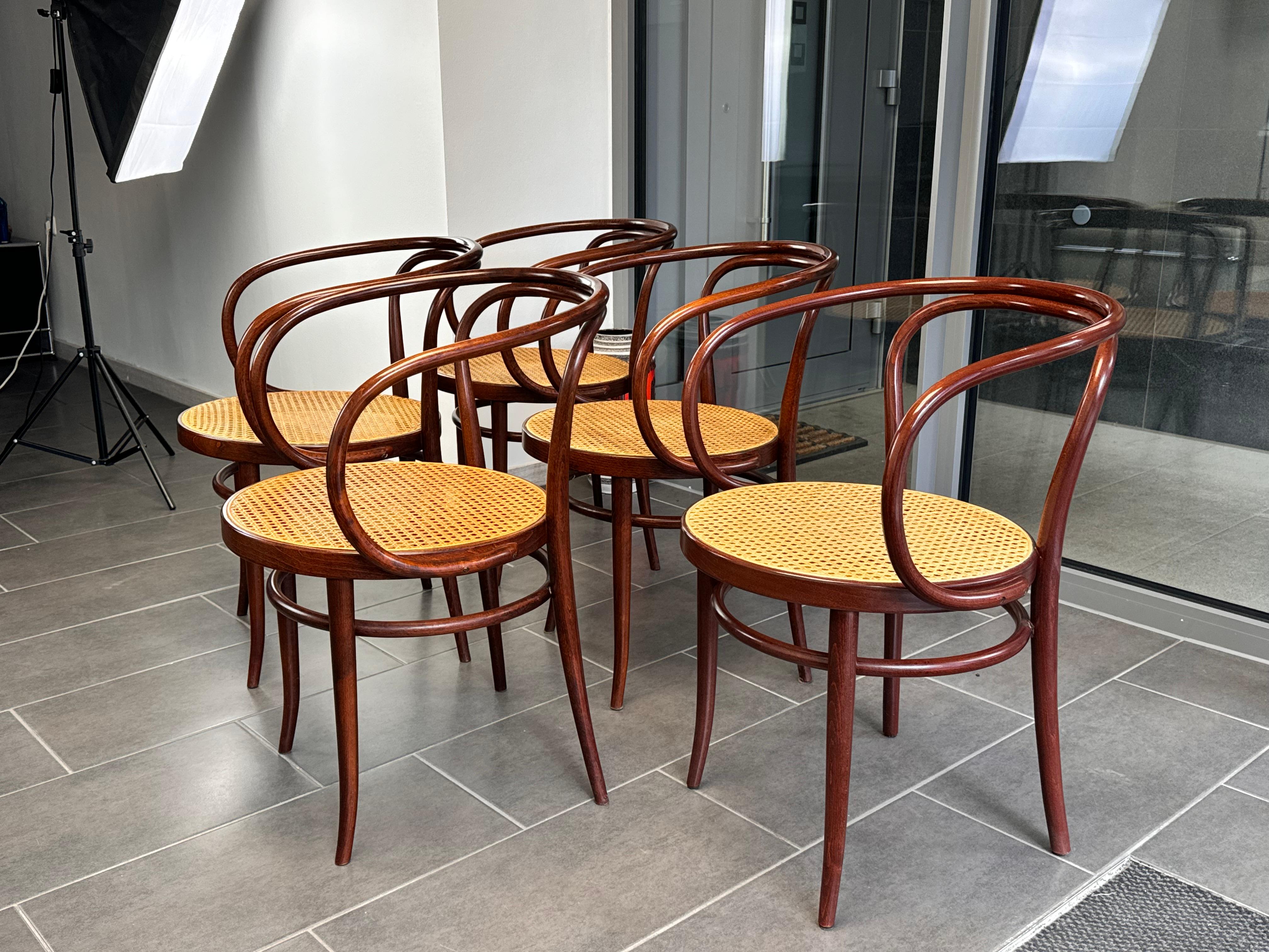 Thonet 209 Bentwood Armchairs with Extendable Round Dining Table Mid-Century For Sale 1