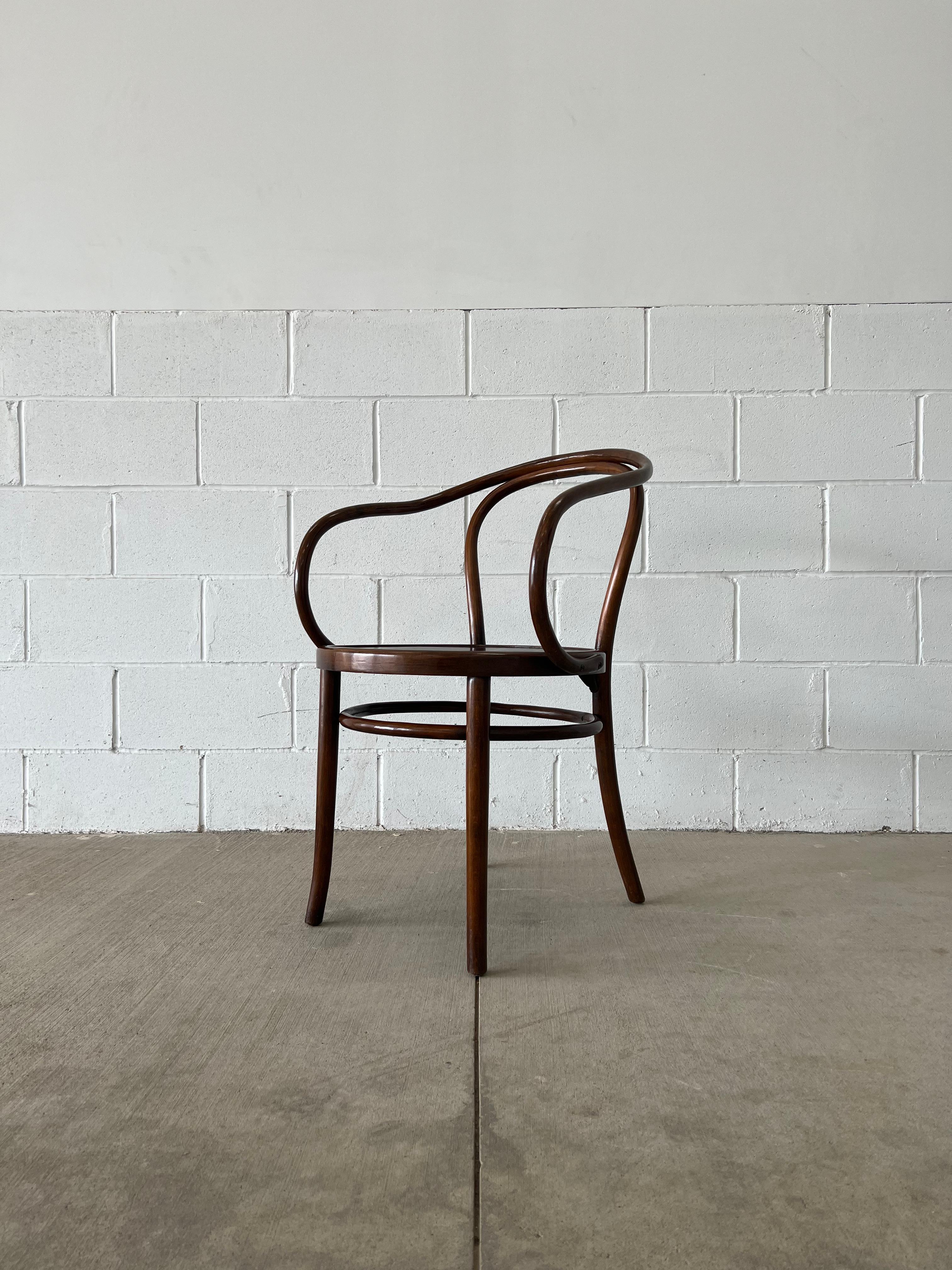 L'emblématique chaise Thonet 209 de Gebrüder Thonet, composée de seulement six parties, était l'une des préférées de l'architecte suisse Le Corbusier.

Six totaux sont disponibles pour créer un grand ensemble de sièges. 
