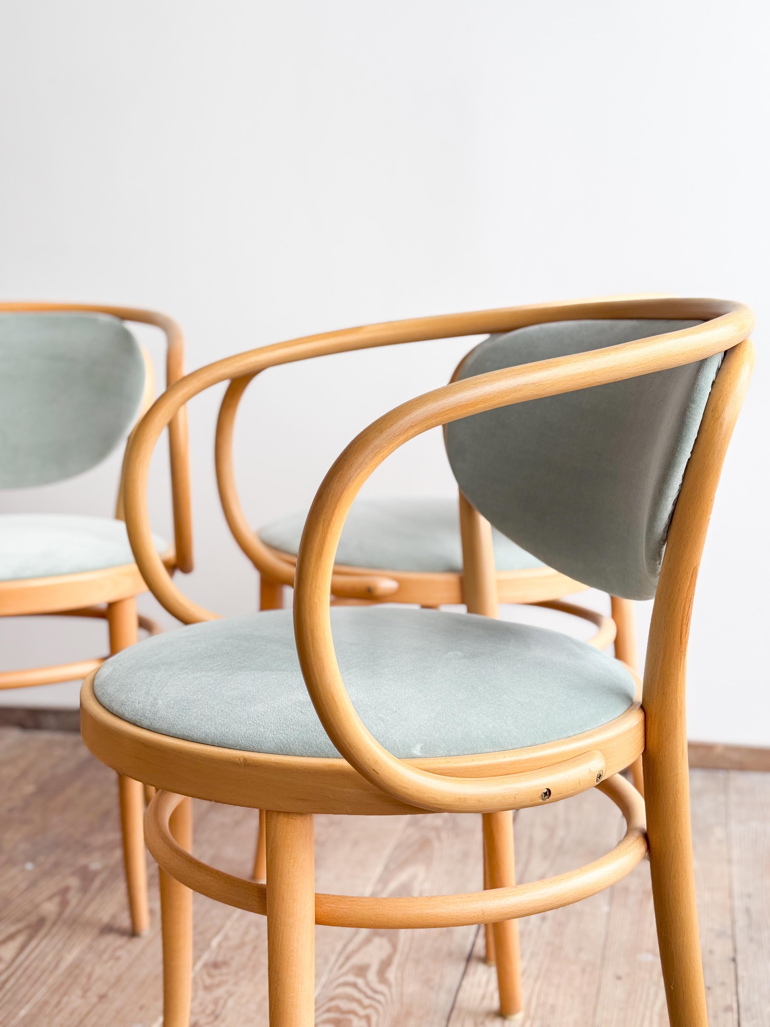 Thonet 210 P Bugholzsessel in Buche mit Samtbezug, Deutschland, 4er-Set im Angebot 4