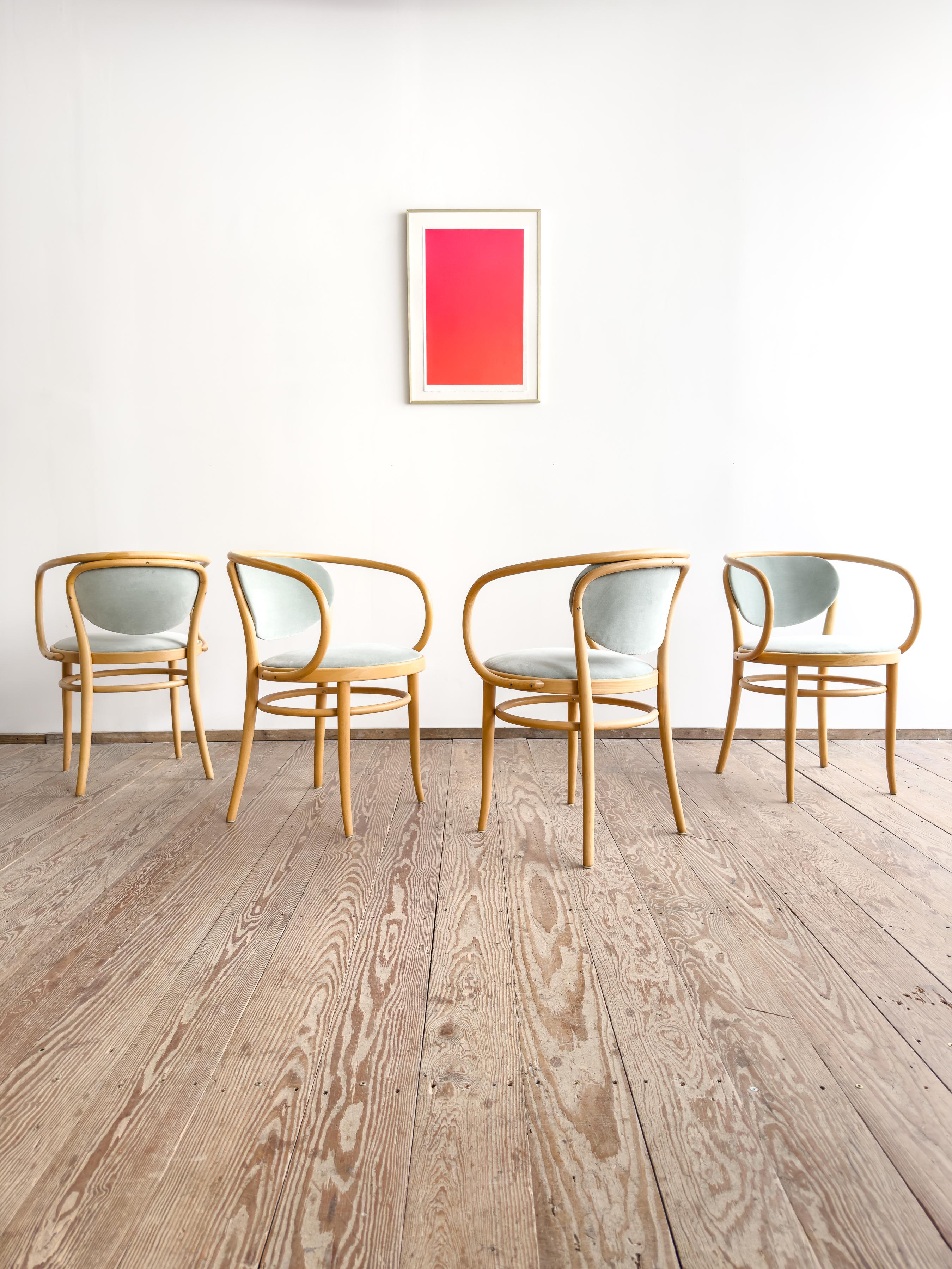 Originaler Satz von vier Thonet Modell 210P Sesseln, hergestellt aus massivem Buchenholz im Jahr 1989. Das auf der ikonischen Bugholztradition von Thonet basierende Design ist vom klassischen Modell 209 abgeleitet und bewahrt dessen fließende,