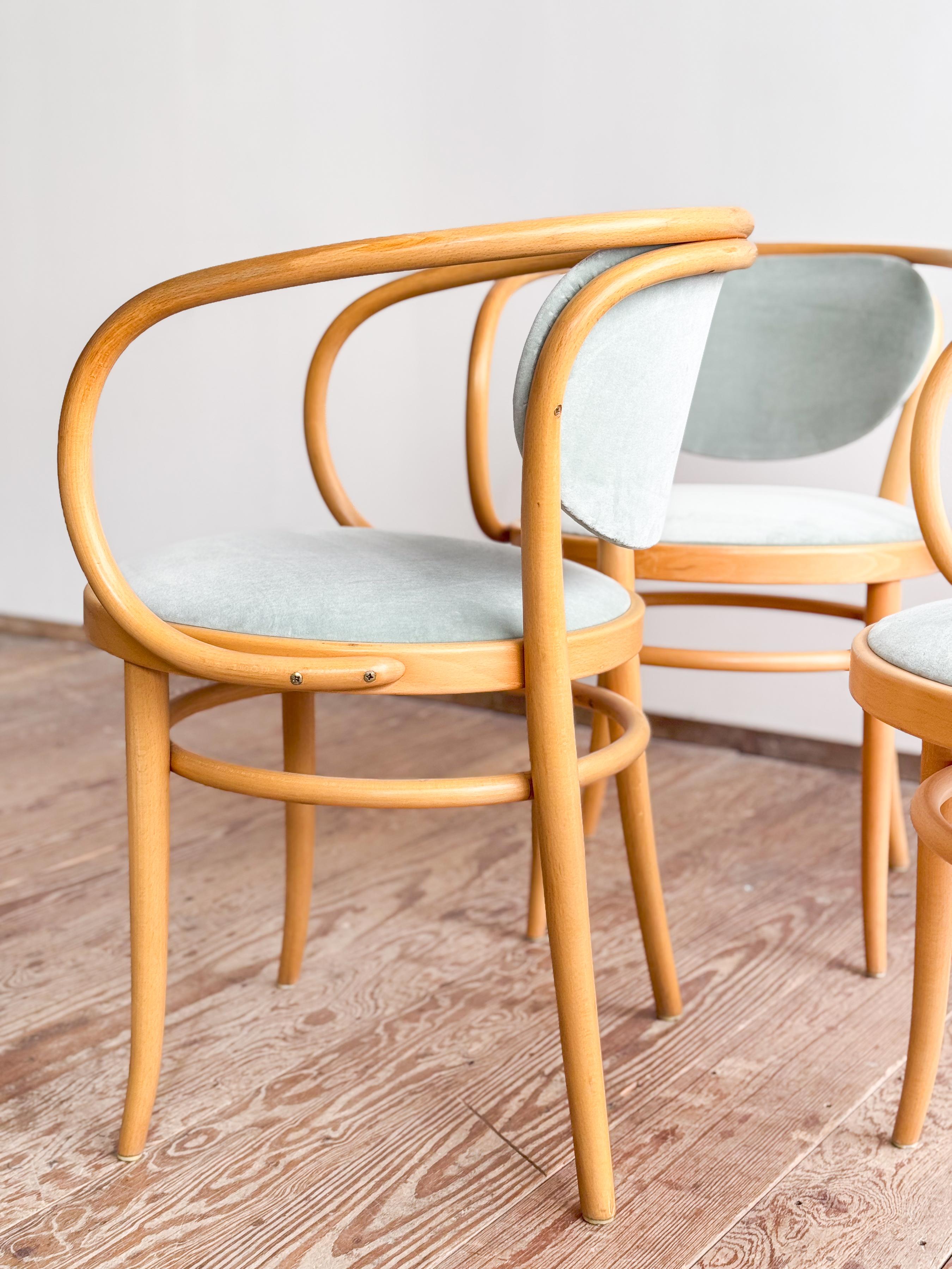 Thonet 210 P Bugholzsessel in Buche mit Samtbezug, Deutschland, 4er-Set im Angebot 3
