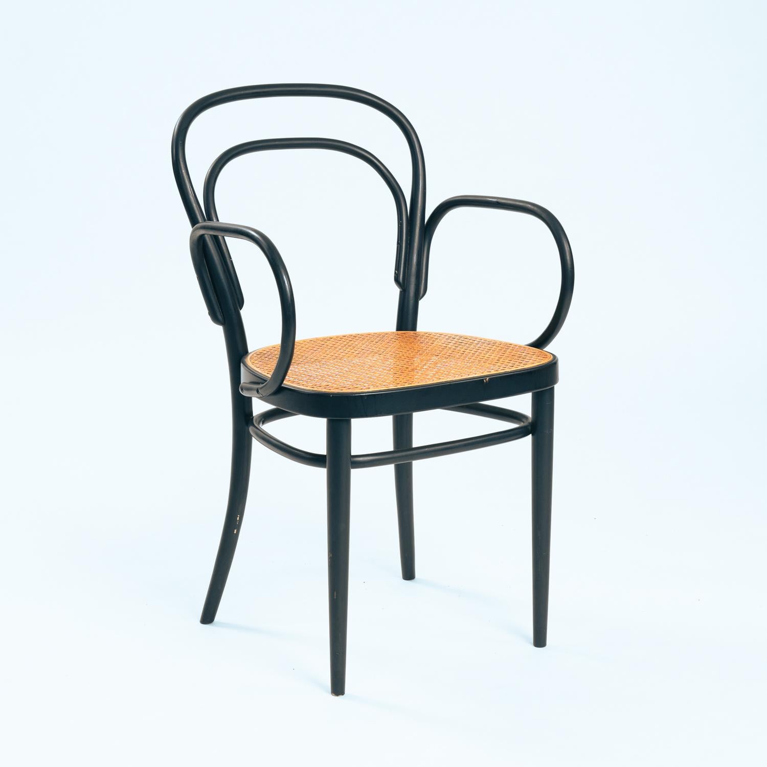 Ce set de 2 classiques Thonet contient deux classiques : La Thonet 210R et la Thonet 214RF.

La Thonet 210R était la chaise préférée de Le Corbusier et de nombreux autres architectes et designers.
C'est pour cette raison qu'elle est également