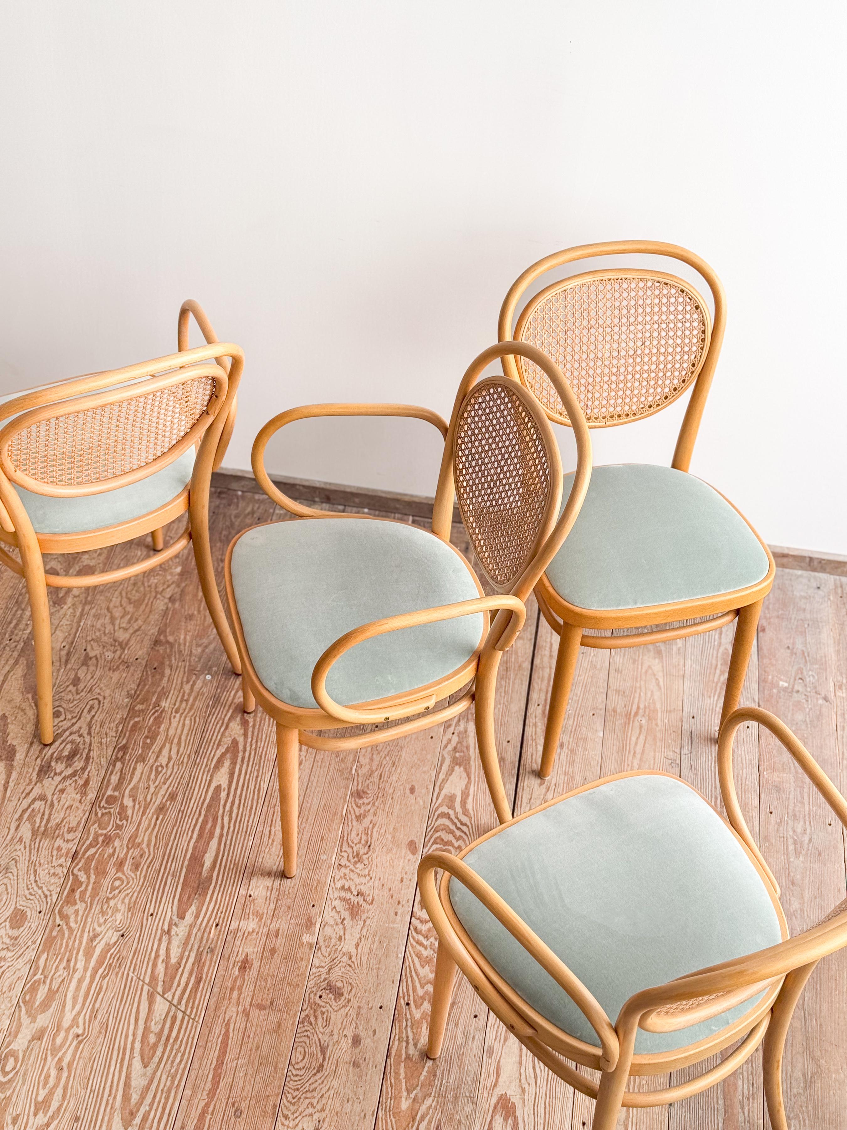 Thonet 215 P Poltroncine in legno di faggio con rivestimento in velluto, Germania, Set di 4 in vendita 8