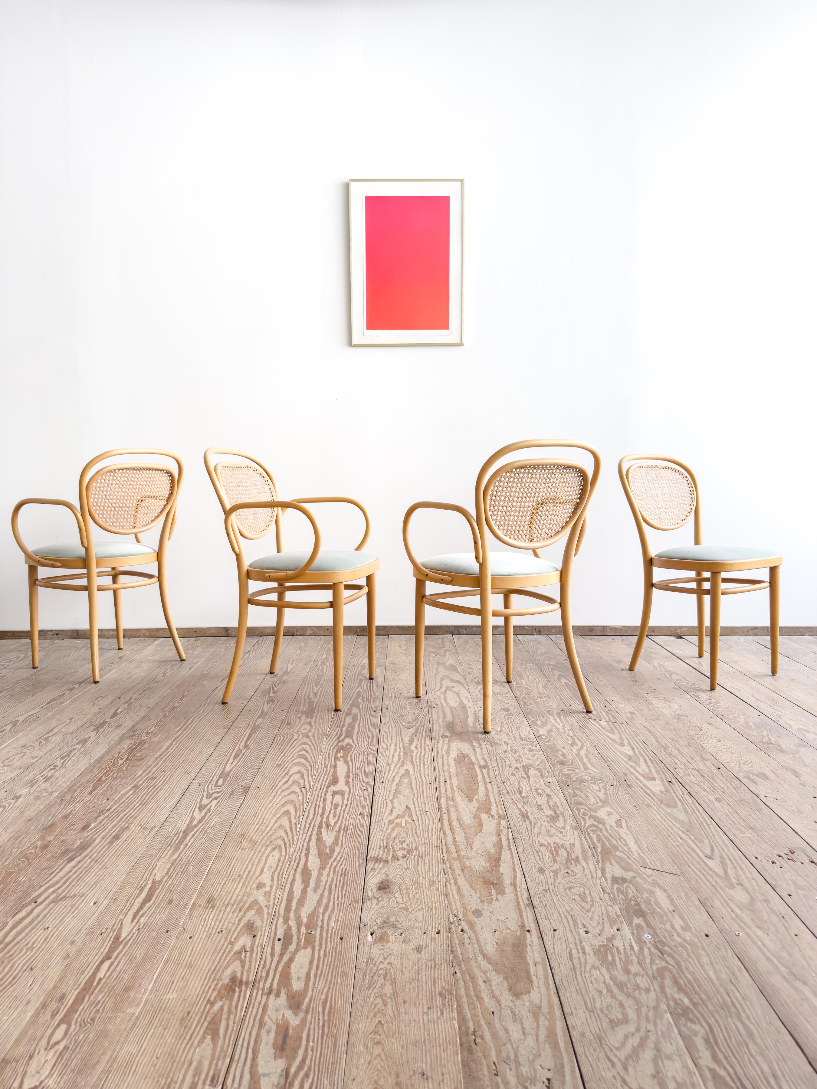 Dimensioni:
Con braccioli: circa 54 × 57 × 84 × 46 cm (21.3 × 22.4 × 33.1 × 18.1 in)
Senza braccioli: circa 45 × 53 × 84 × 46 cm (17.7 × 20.9 × 33.1 × 18.1 in)

Set originale di quattro sedie Thonet Model 215P, realizzate in faggio massiccio nel