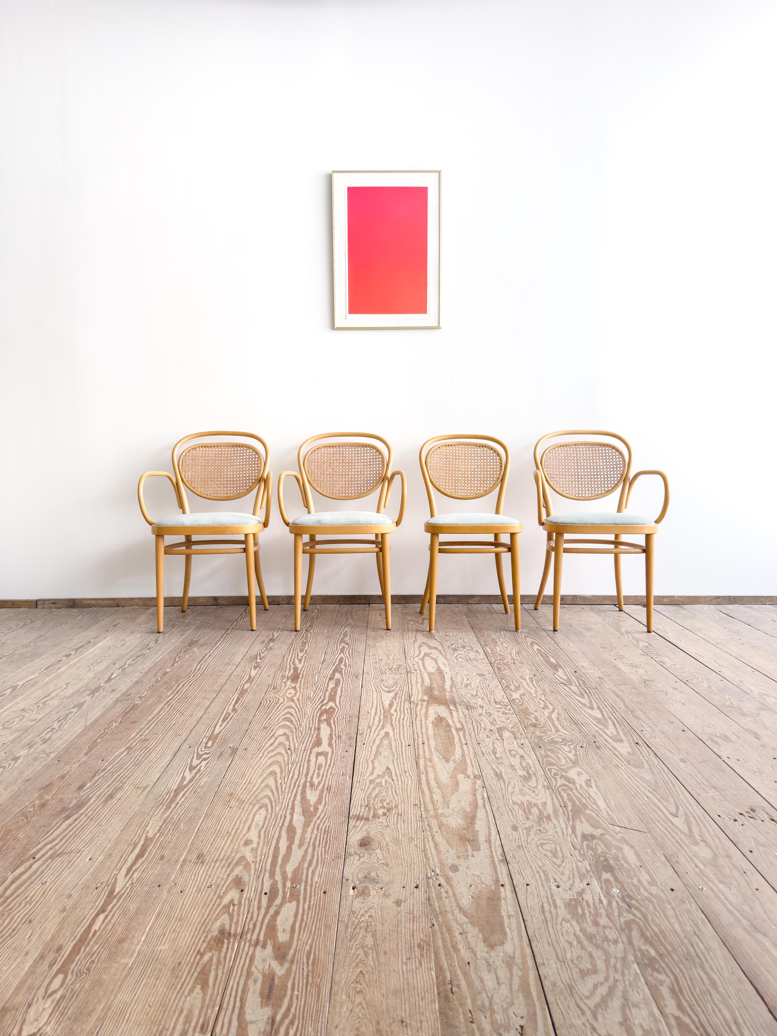 Bauhaus Thonet 215 P Poltroncine in legno di faggio con rivestimento in velluto, Germania, Set di 4 in vendita