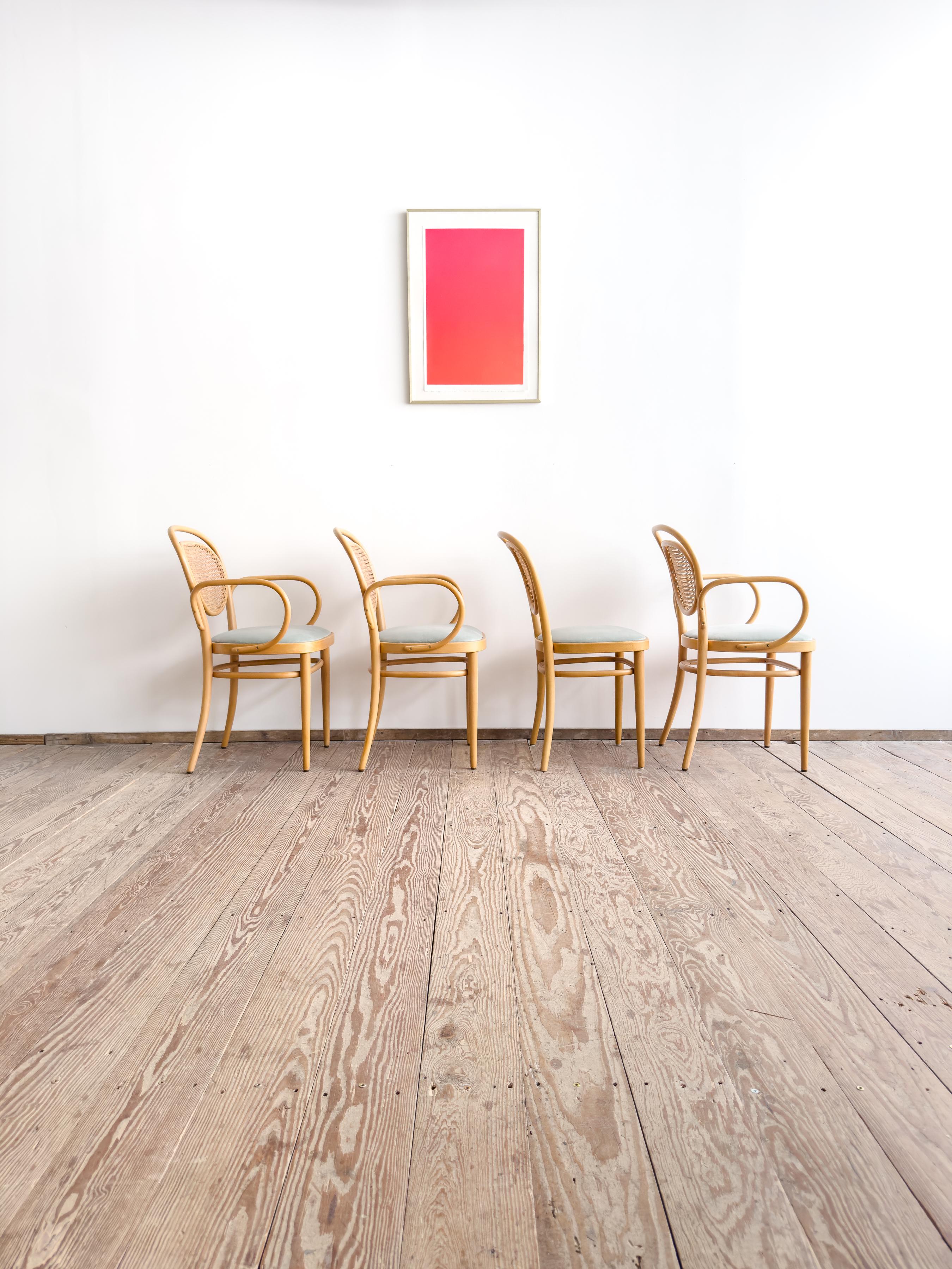 Tedesco Thonet 215 P Poltroncine in legno di faggio con rivestimento in velluto, Germania, Set di 4 in vendita