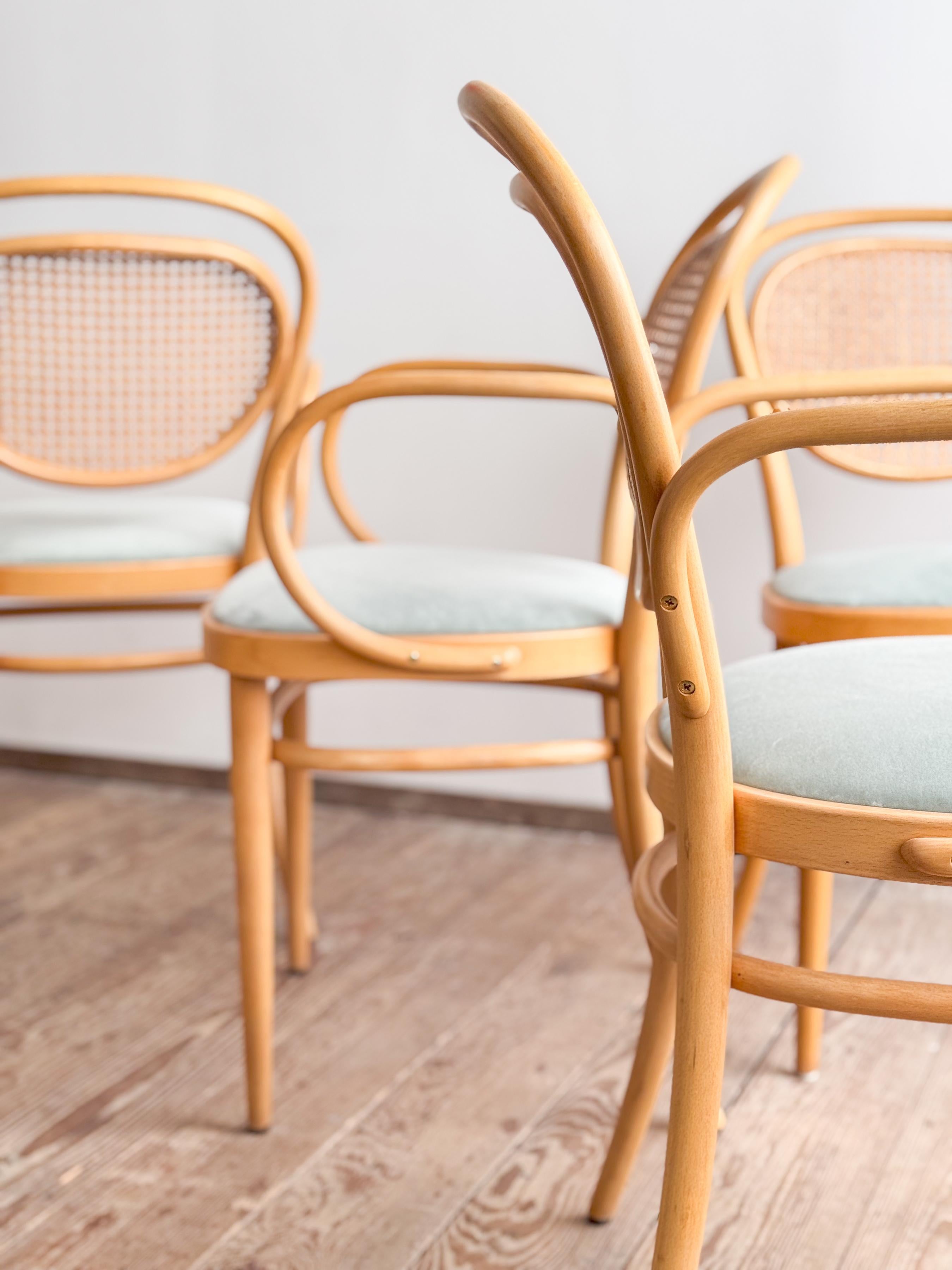 Thonet 215 P Poltroncine in legno di faggio con rivestimento in velluto, Germania, Set di 4 In condizioni buone in vendita a München, Bavaria