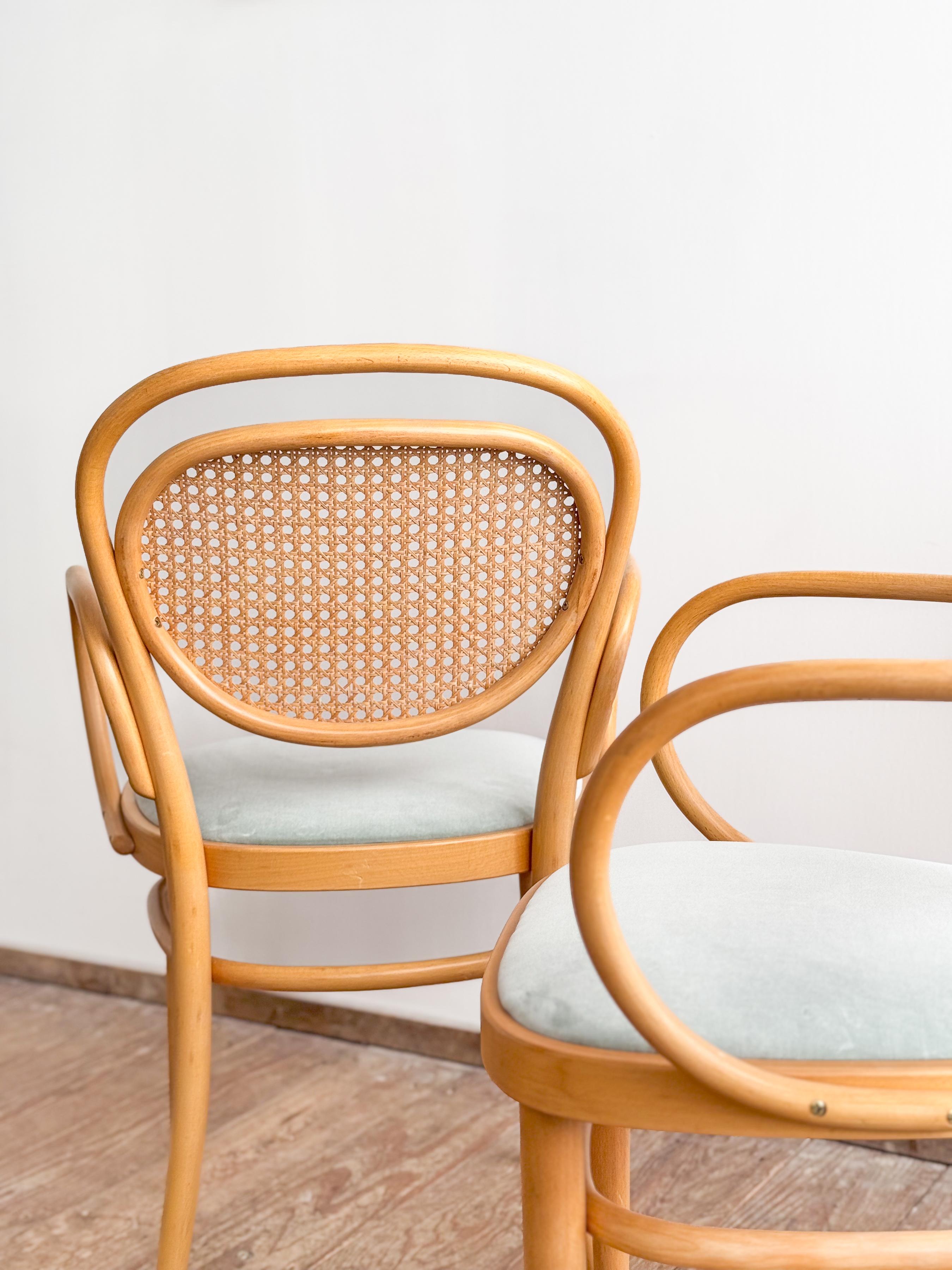 XX secolo Thonet 215 P Poltroncine in legno di faggio con rivestimento in velluto, Germania, Set di 4 in vendita