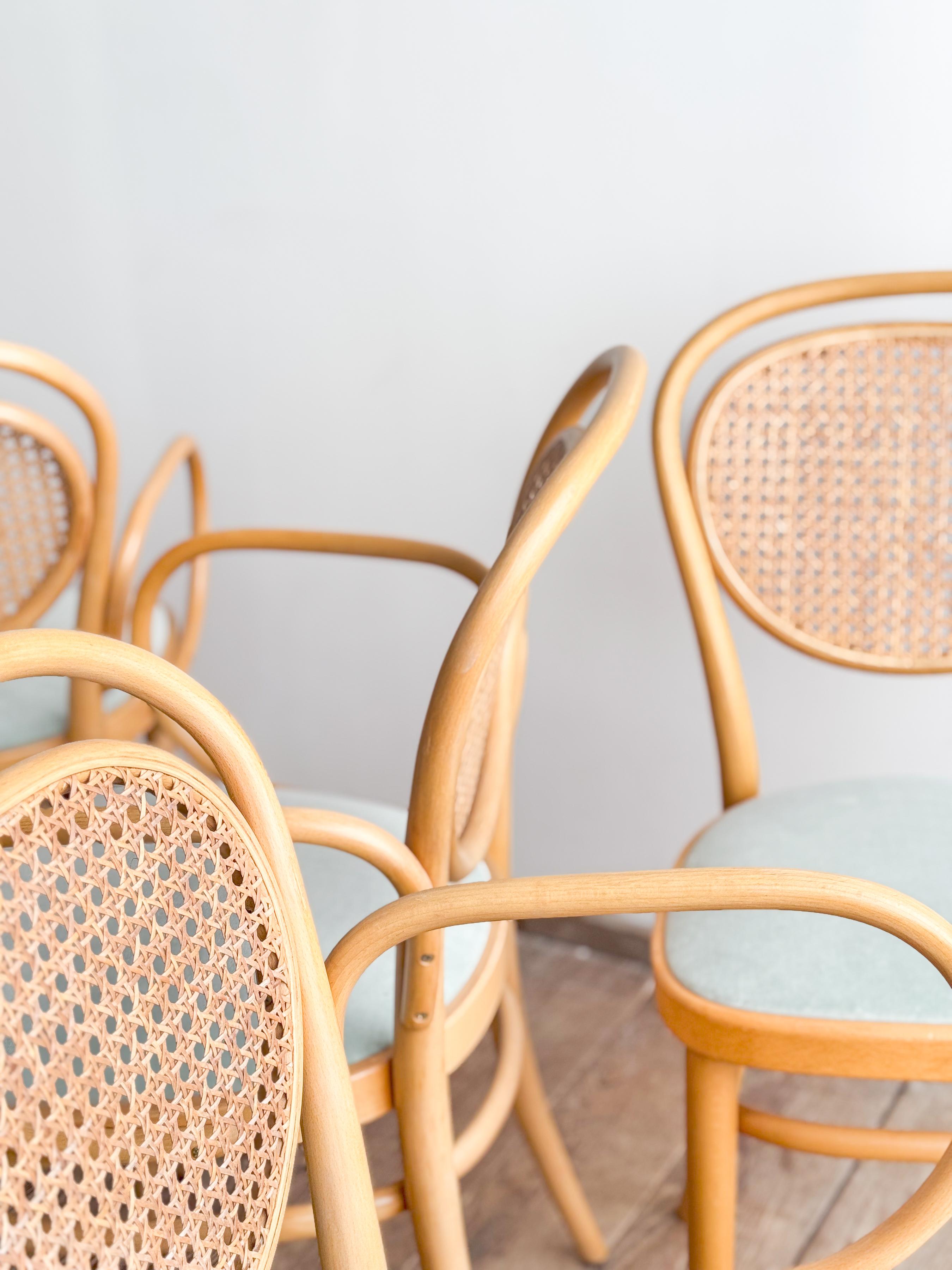 Velluto Thonet 215 P Poltroncine in legno di faggio con rivestimento in velluto, Germania, Set di 4 in vendita