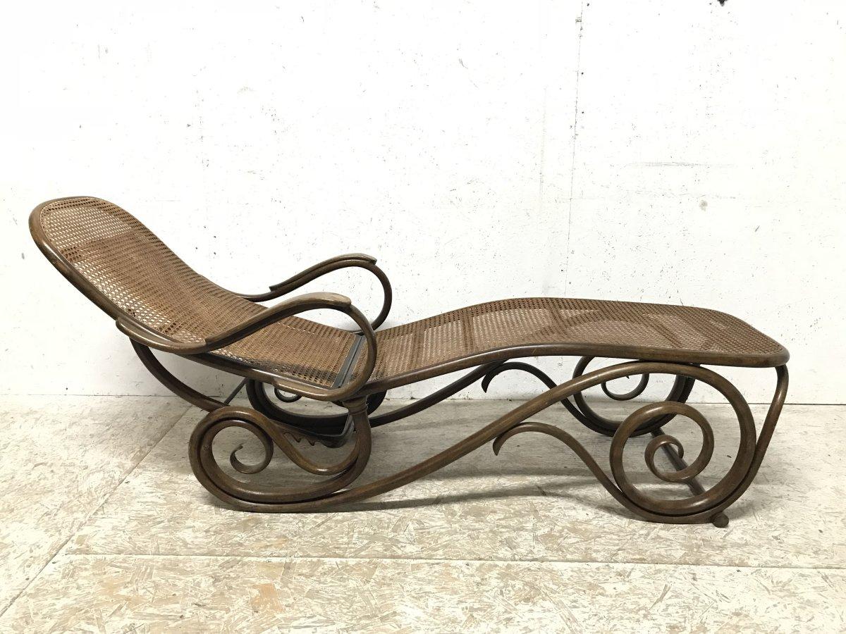 Thonet. A bentwood chaise lounge with an adjustable back with a flowing scrollwork frame with a cane work bed.
Stamped to the base with serial number and ??? - Paris retailer.

Dimensions:
Height - 41