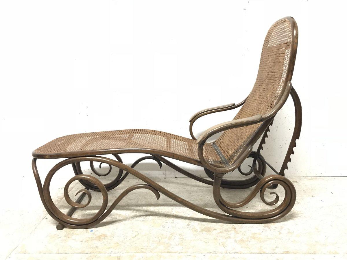 Français Chaise longue en bois cintré Thonet avec merveilleux détails de travail de volutes et en canne en vente