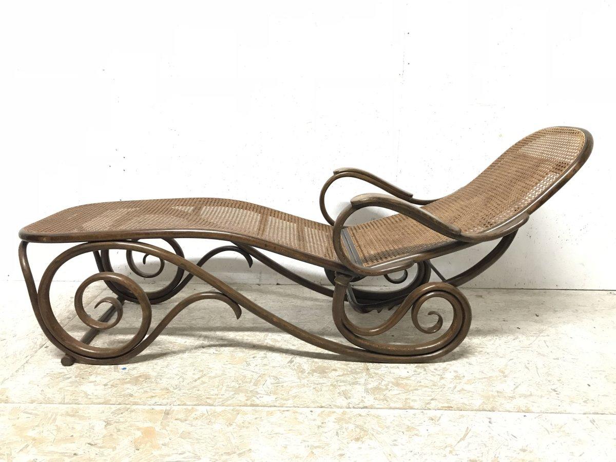 Fait main Chaise longue en bois cintré Thonet avec merveilleux détails de travail de volutes et en canne en vente