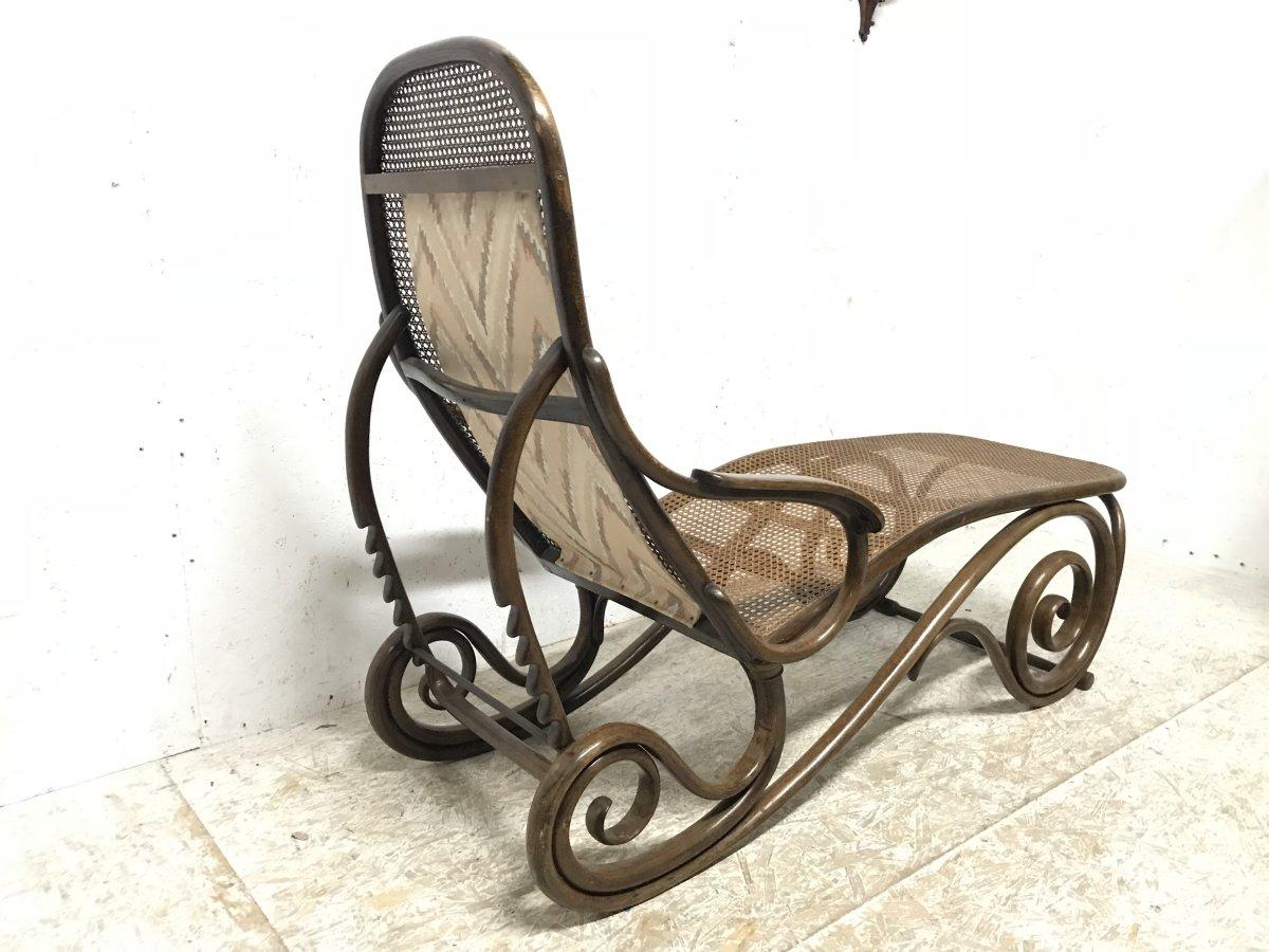 Début du 20ème siècle Chaise longue en bois cintré Thonet avec merveilleux détails de travail de volutes et en canne en vente