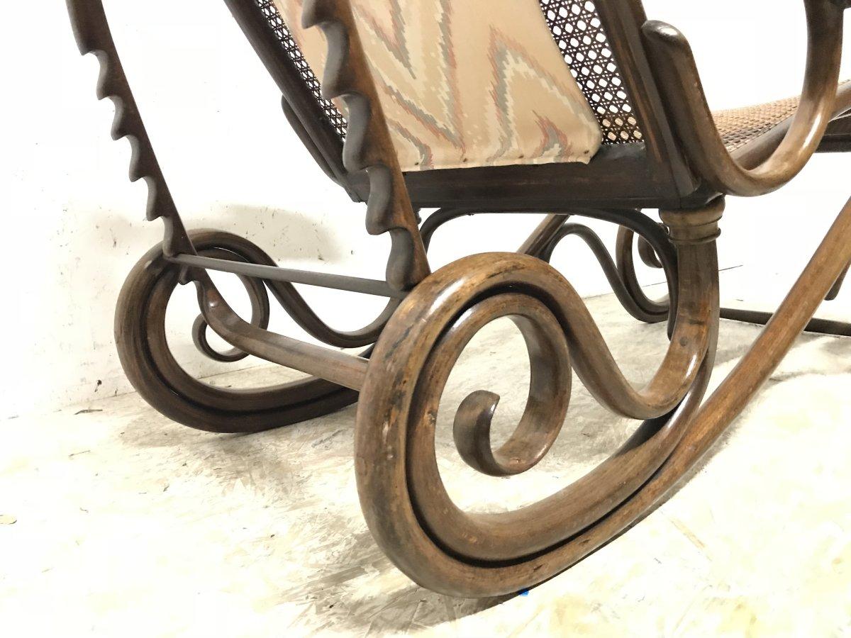 Canne Chaise longue en bois cintré Thonet avec merveilleux détails de travail de volutes et en canne en vente