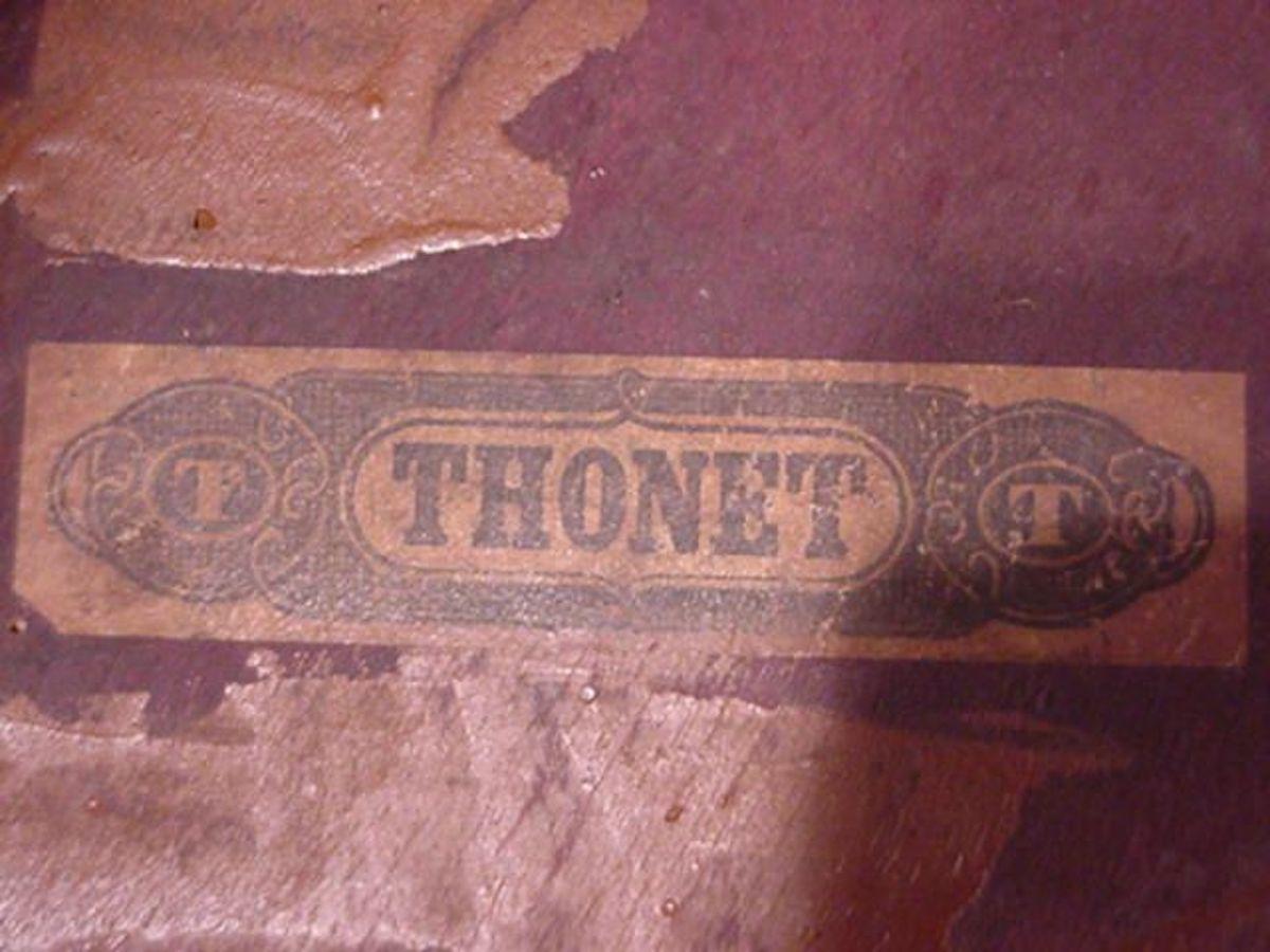 Thonet. Canapé en bois courbé à décor de volutes avec assise et dossier cannelés en vente 8