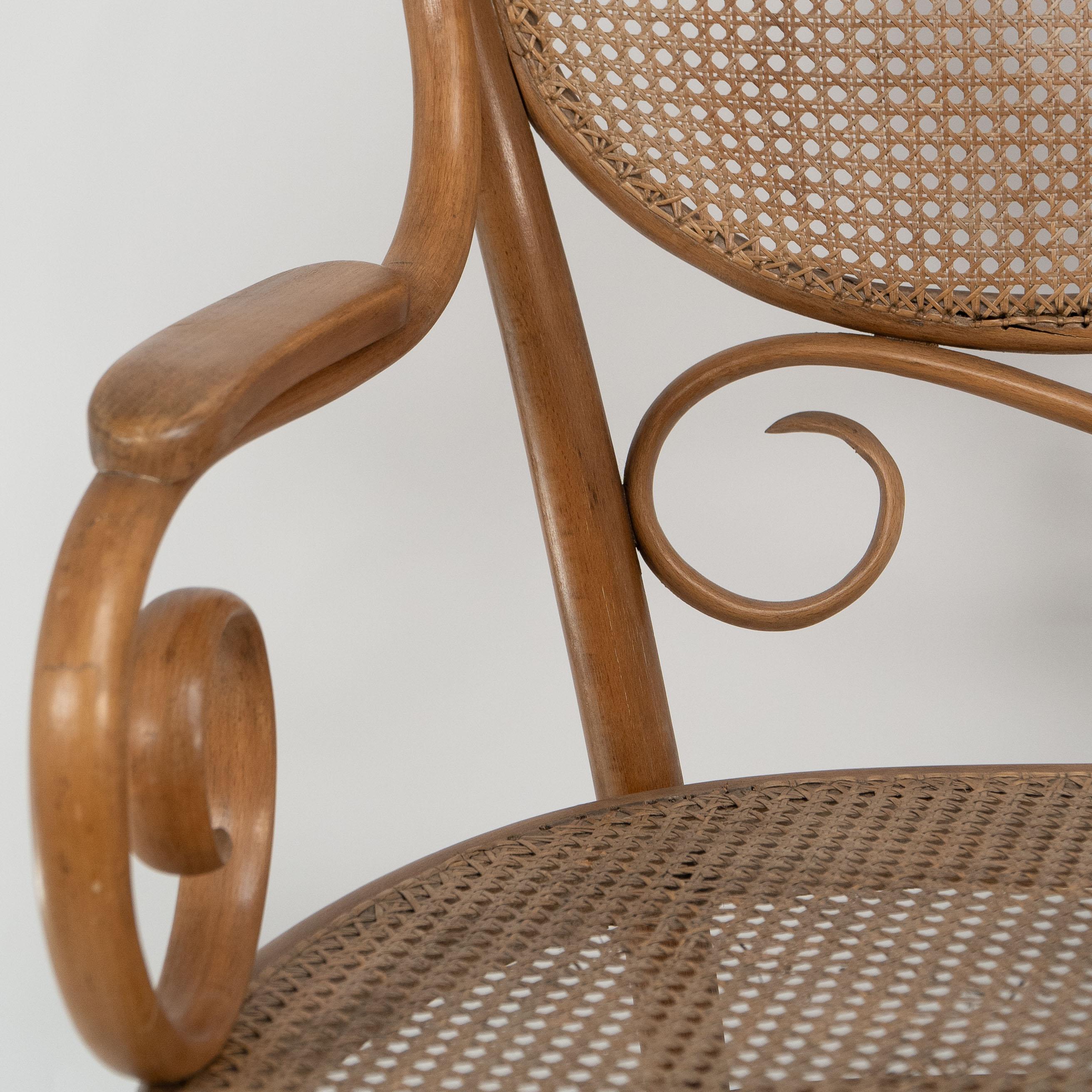 Thonet. Canapé en bois courbé à décor de volutes avec assise et dossier cannelés en vente 1