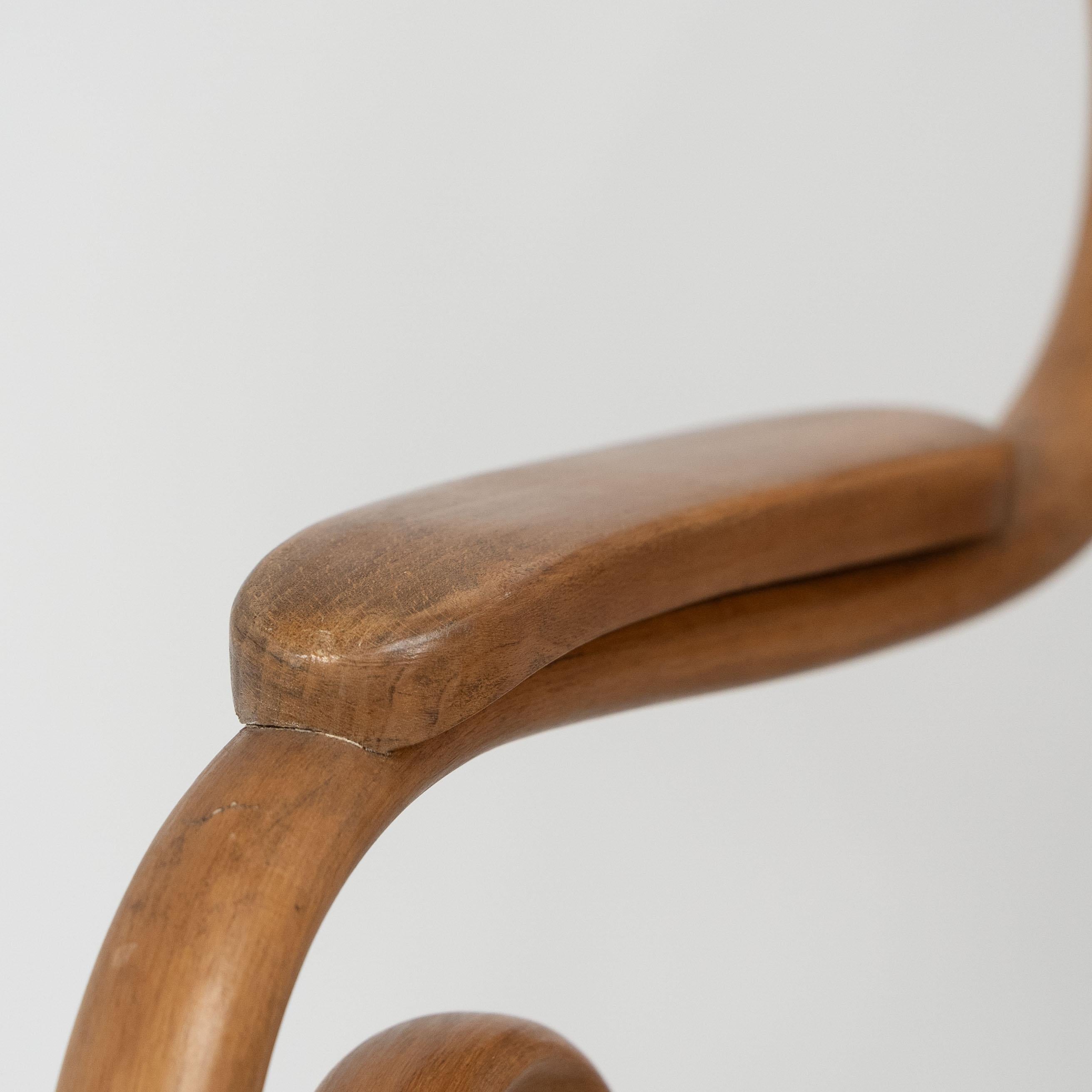 Thonet. Canapé en bois courbé à décor de volutes avec assise et dossier cannelés en vente 2