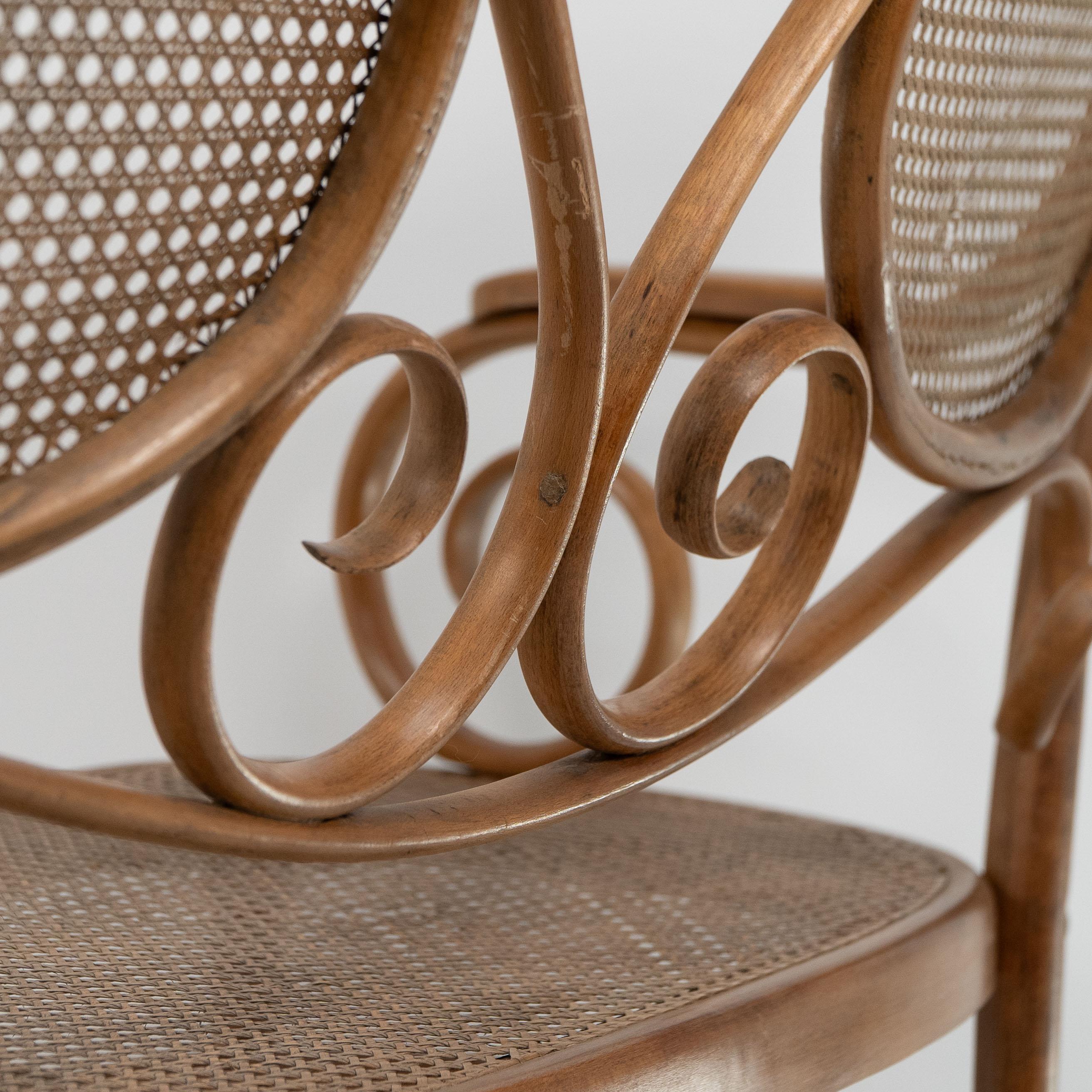 Thonet. Canapé en bois courbé à décor de volutes avec assise et dossier cannelés en vente 6