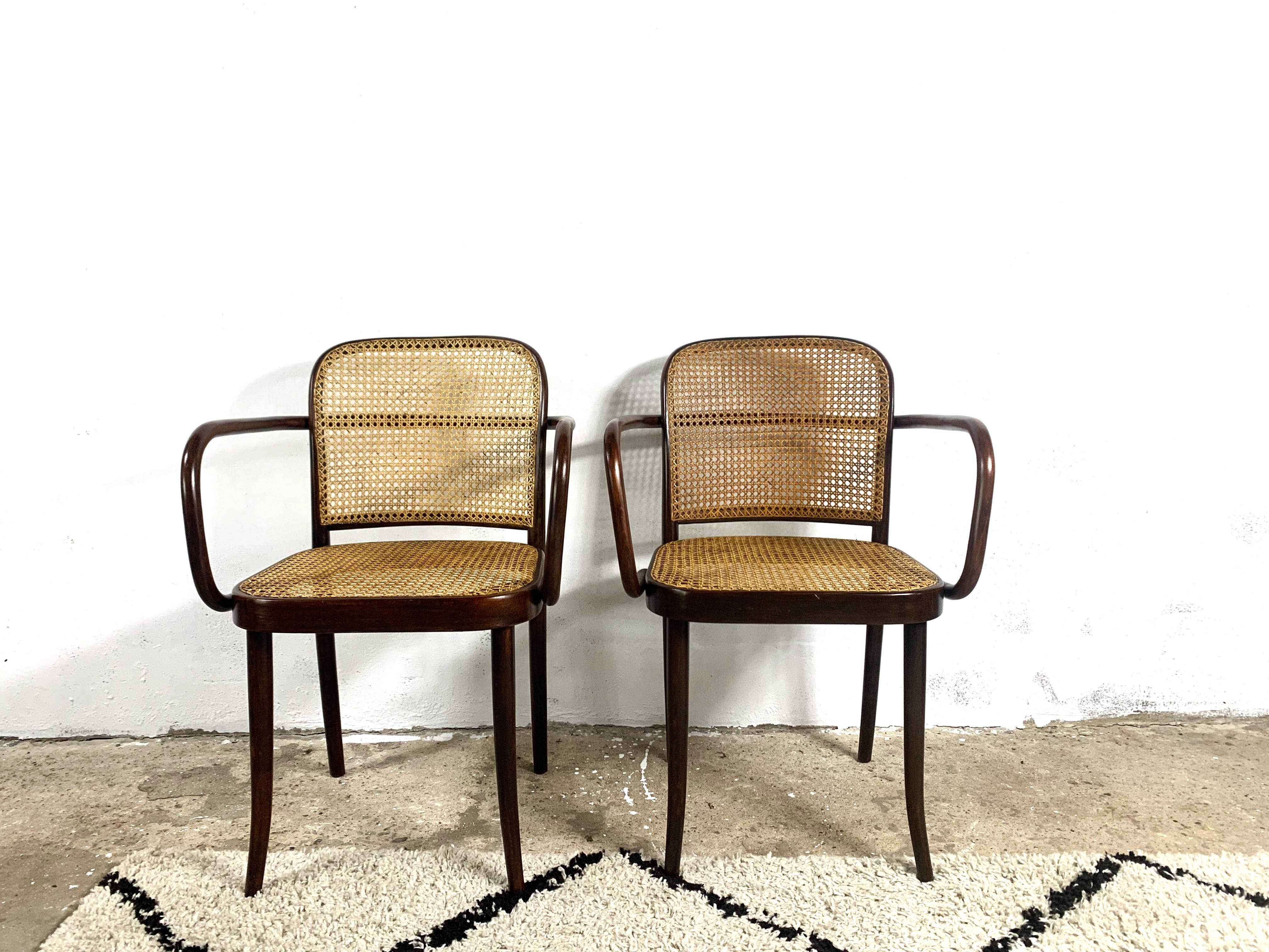 Der Thonet A811 Stuhl ist eine Variante des 811 Stuhls mit Armlehnen. Der Entwurf der Wiener Architekten Jozef Hoffman und Jozef Frank stammt aus den 1920er Jahren und wird noch heute produziert. Die vorgestellten Stücke stammen aus den 1930er