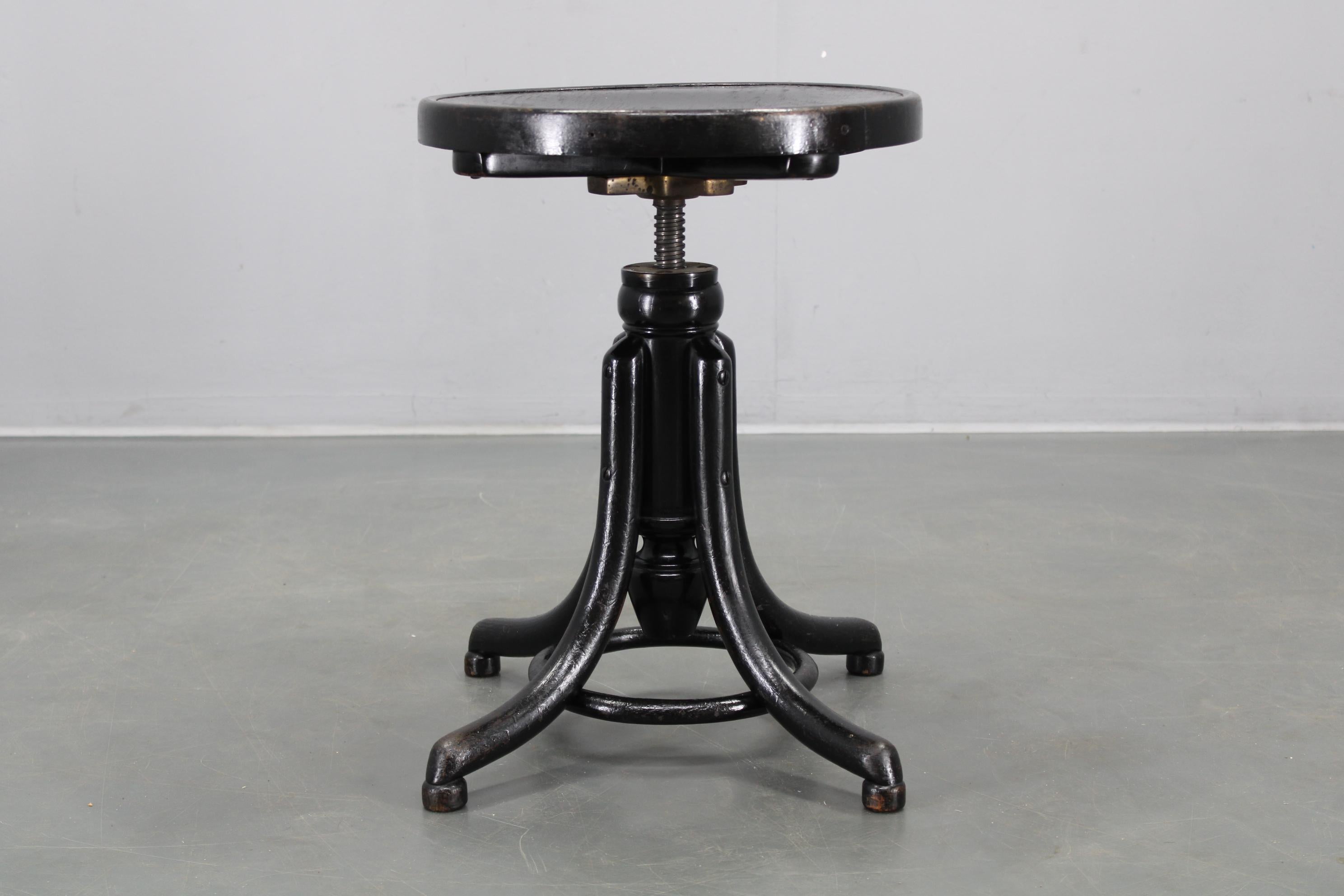  Authentischer Art-Déco-Klavierhocker von Thonet, hergestellt in der Tschechoslowakei in den 1930er Jahren, mit eleganter schwarzer Lackierung (Ebenholz). Dieser verstellbare Hocker aus massivem Bugholz und Buchensperrholz zeichnet sich durch seine