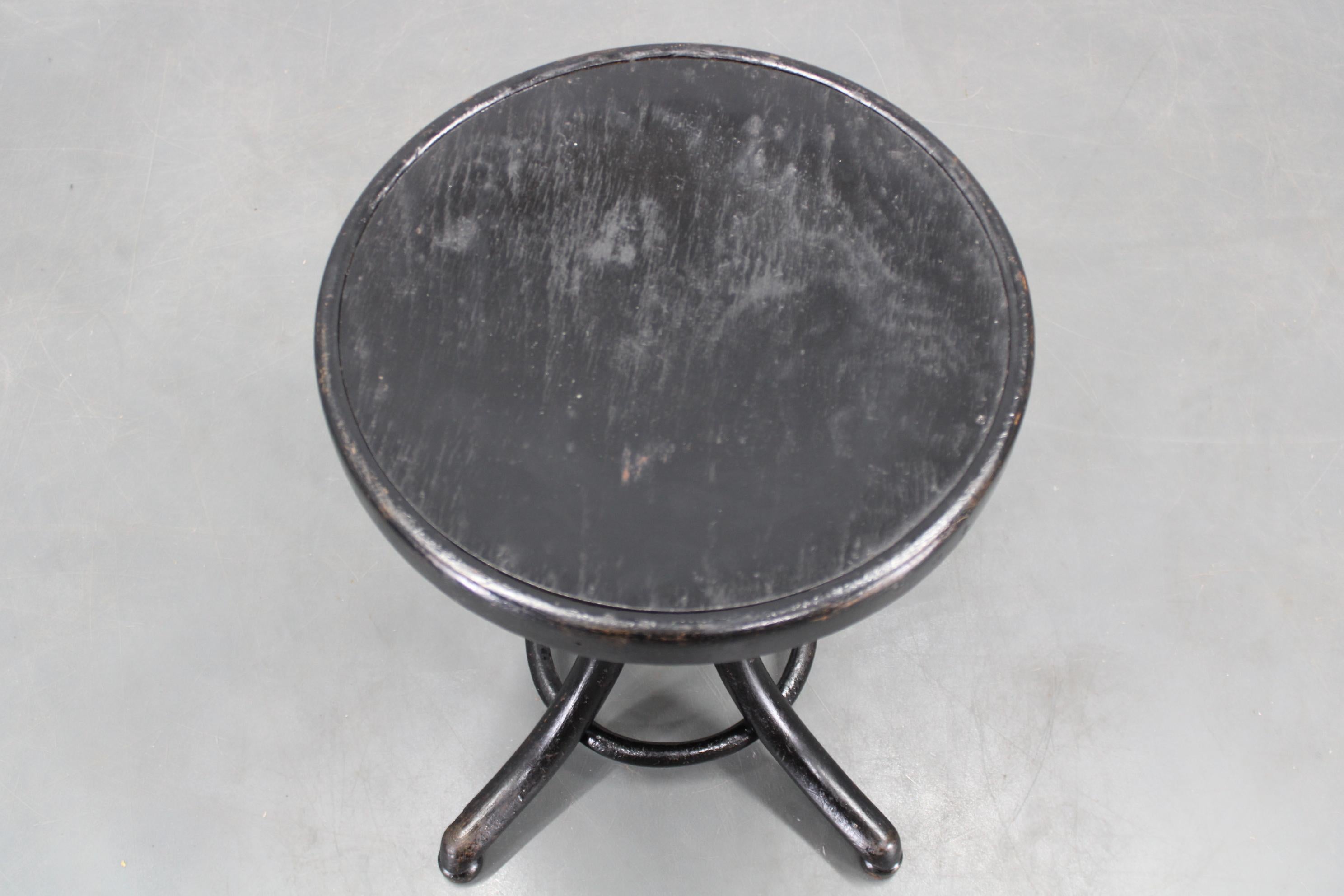 Thonet Verstellbarer Bugholz-Klavierhocker in schwarzer Ebenholzausführung, Tschechoslowakei 193 (Art déco) im Angebot