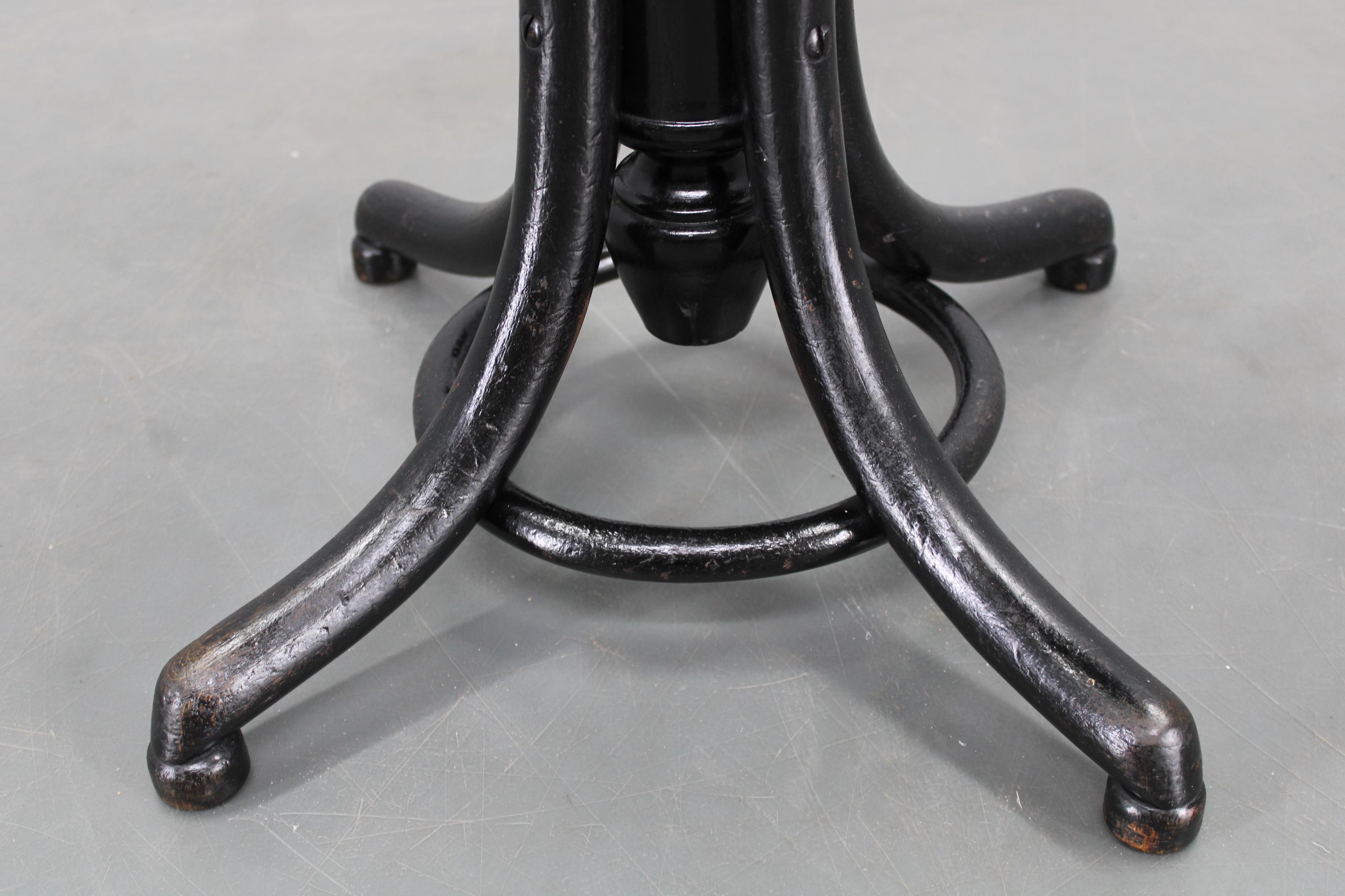 Thonet Verstellbarer Bugholz-Klavierhocker in schwarzer Ebenholzausführung, Tschechoslowakei 193 (Tschechisch) im Angebot