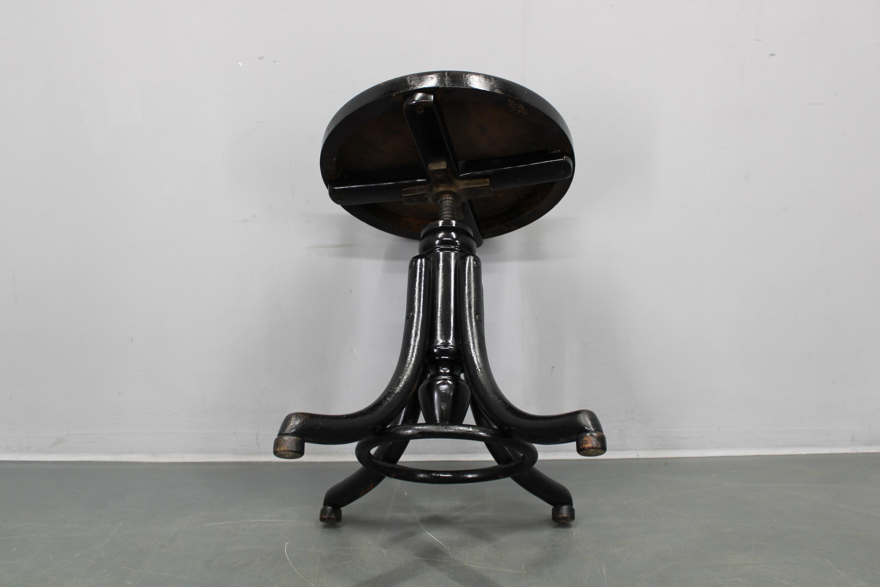 Thonet Verstellbarer Bugholz-Klavierhocker in schwarzer Ebenholzausführung, Tschechoslowakei 193 im Angebot 1