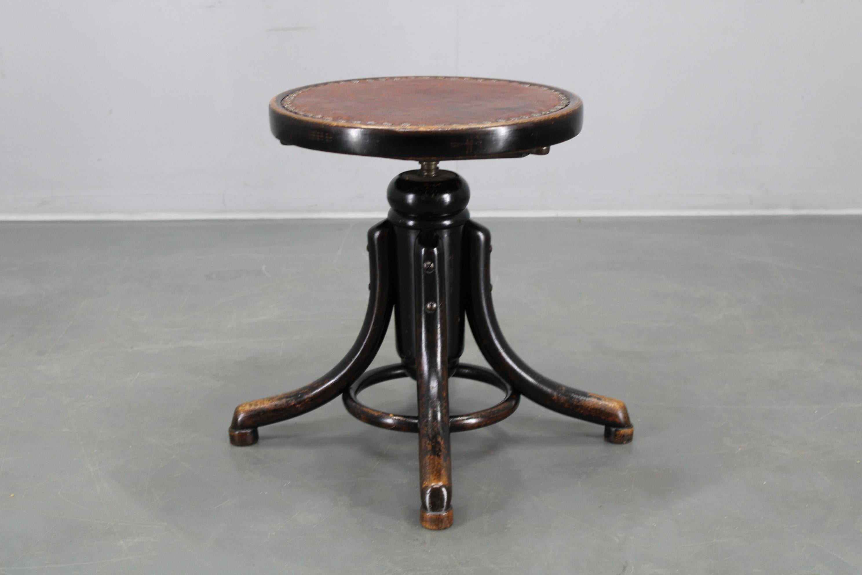 Ein hervorragender Vintage-Klavierhocker, der in den 1930er Jahren von Thonet in der Tschechoslowakei hergestellt wurde und den Stil des Art déco verkörpert. Dieser klassische Hocker verfügt über ein stabiles Gestell aus massivem Bugholz und
