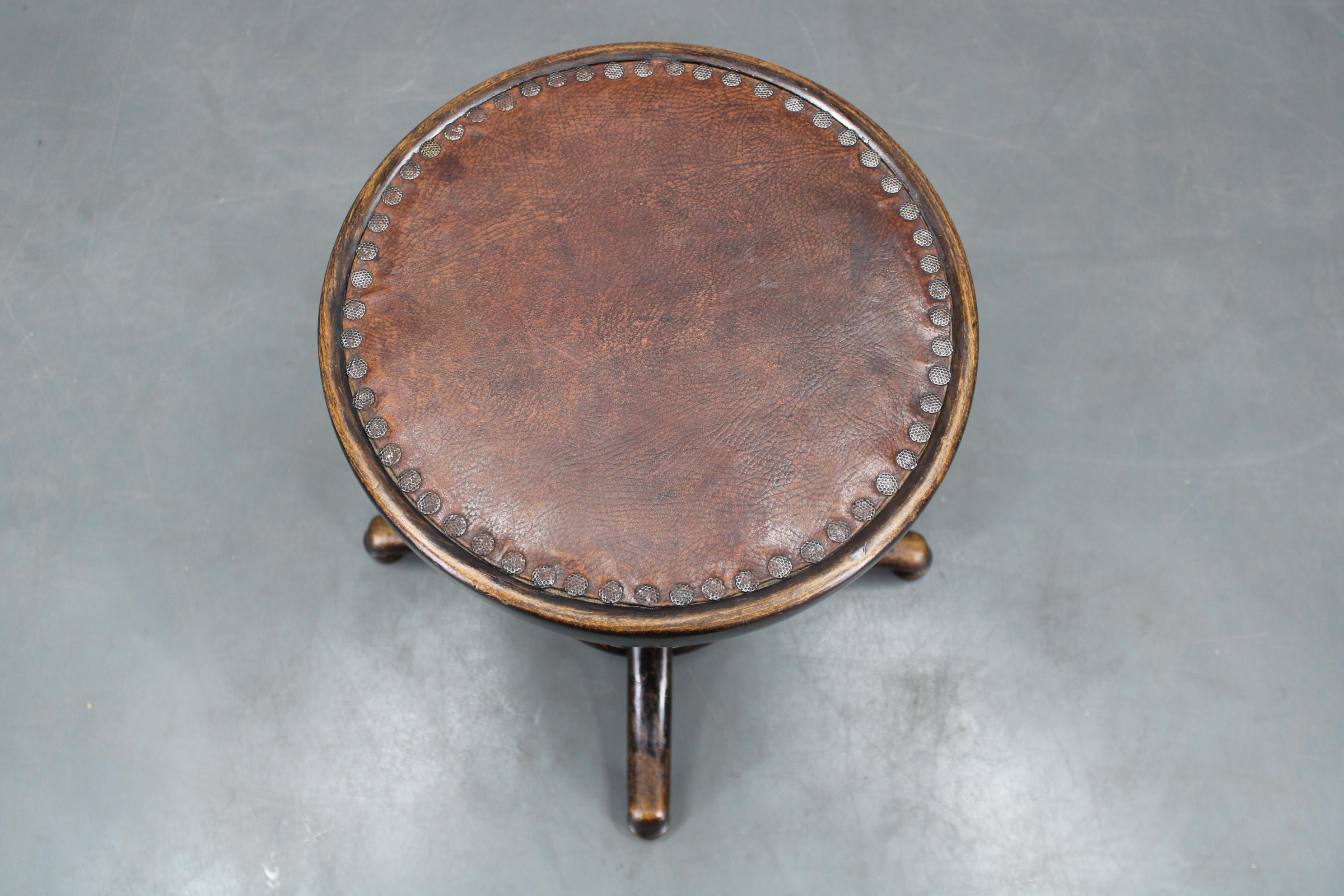 Thonet Verstellbarer Klavierhocker aus Bugholz mit Ledersitz, Tschechoslowakei, 1930er Jahre (Tschechisch) im Angebot