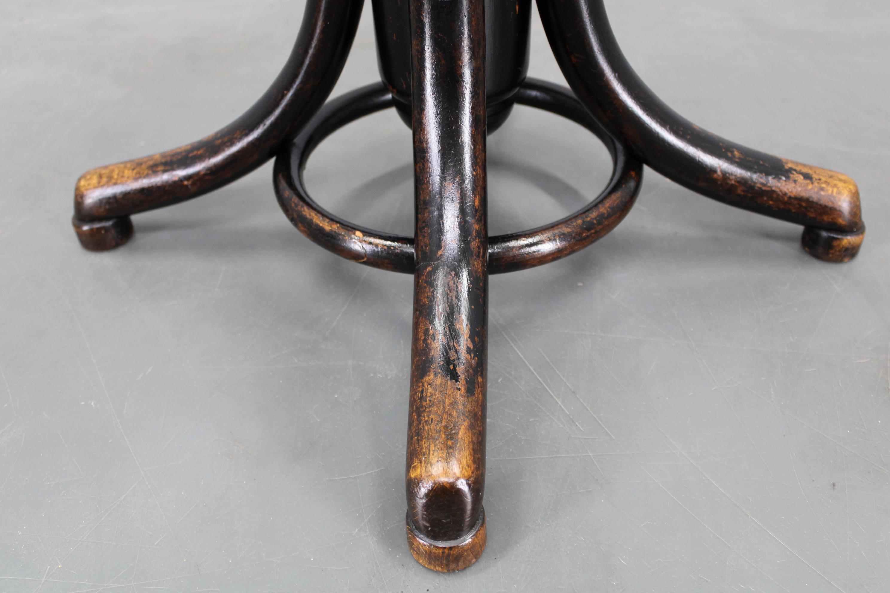 Thonet Verstellbarer Klavierhocker aus Bugholz mit Ledersitz, Tschechoslowakei, 1930er Jahre im Zustand „Gut“ im Angebot in Praha, CZ