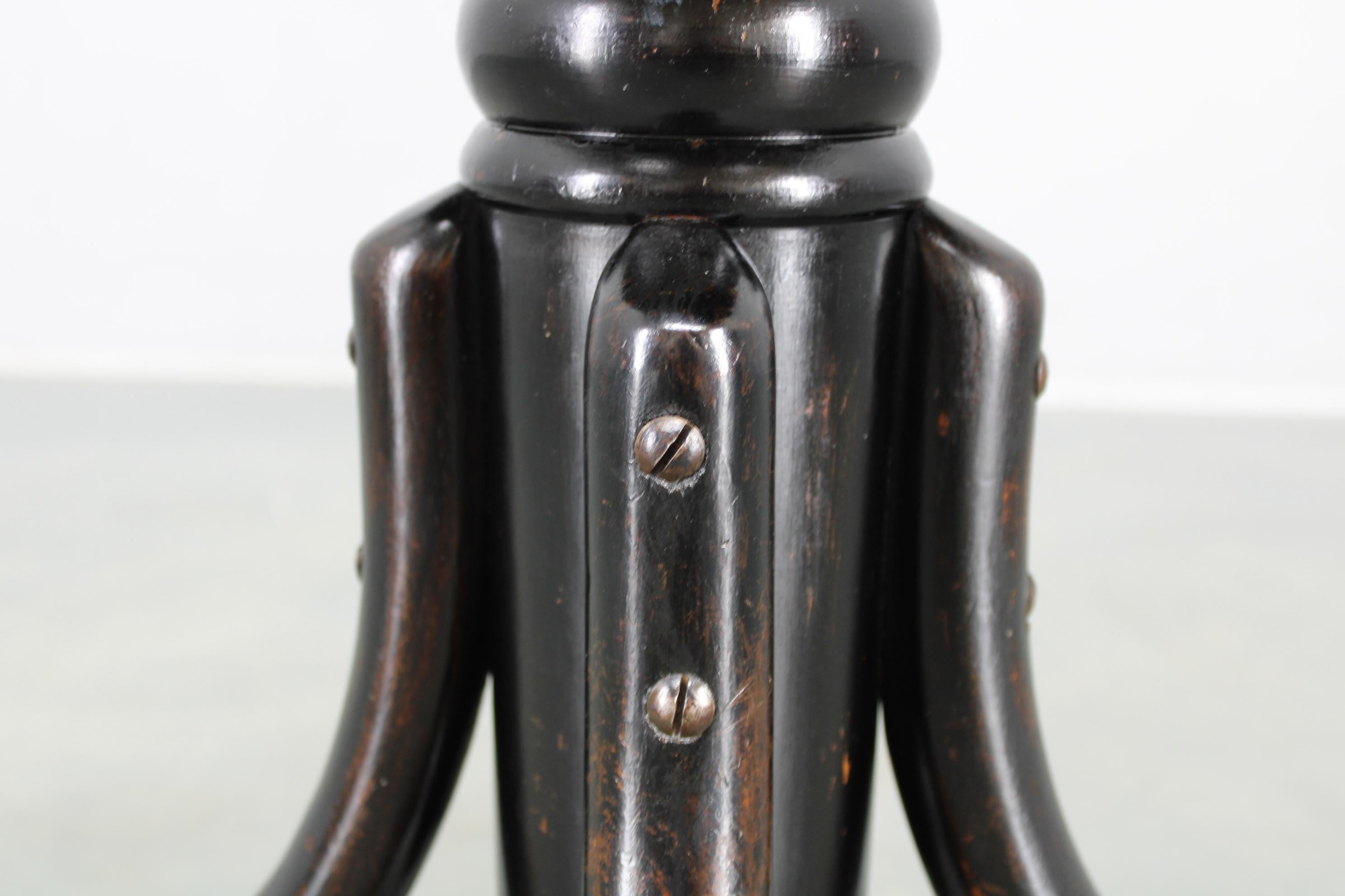 Thonet Verstellbarer Klavierhocker aus Bugholz mit Ledersitz, Tschechoslowakei, 1930er Jahre (Mitte des 20. Jahrhunderts) im Angebot