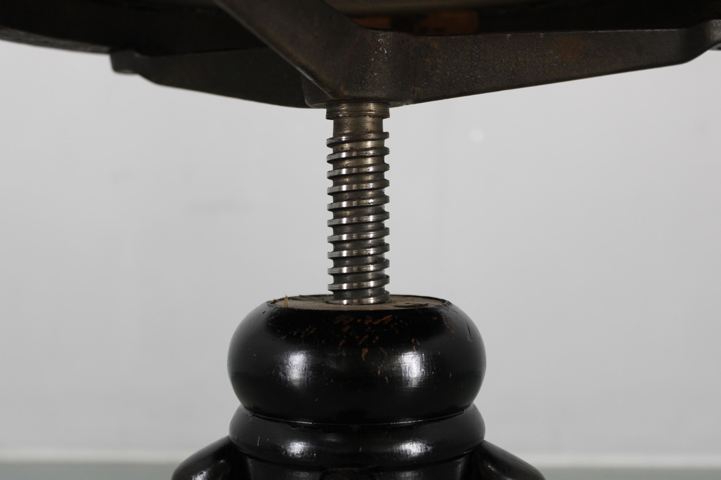 Thonet Verstellbarer Klavierhocker aus Bugholz mit Ledersitz, Tschechoslowakei, 1930er Jahre (Holz) im Angebot