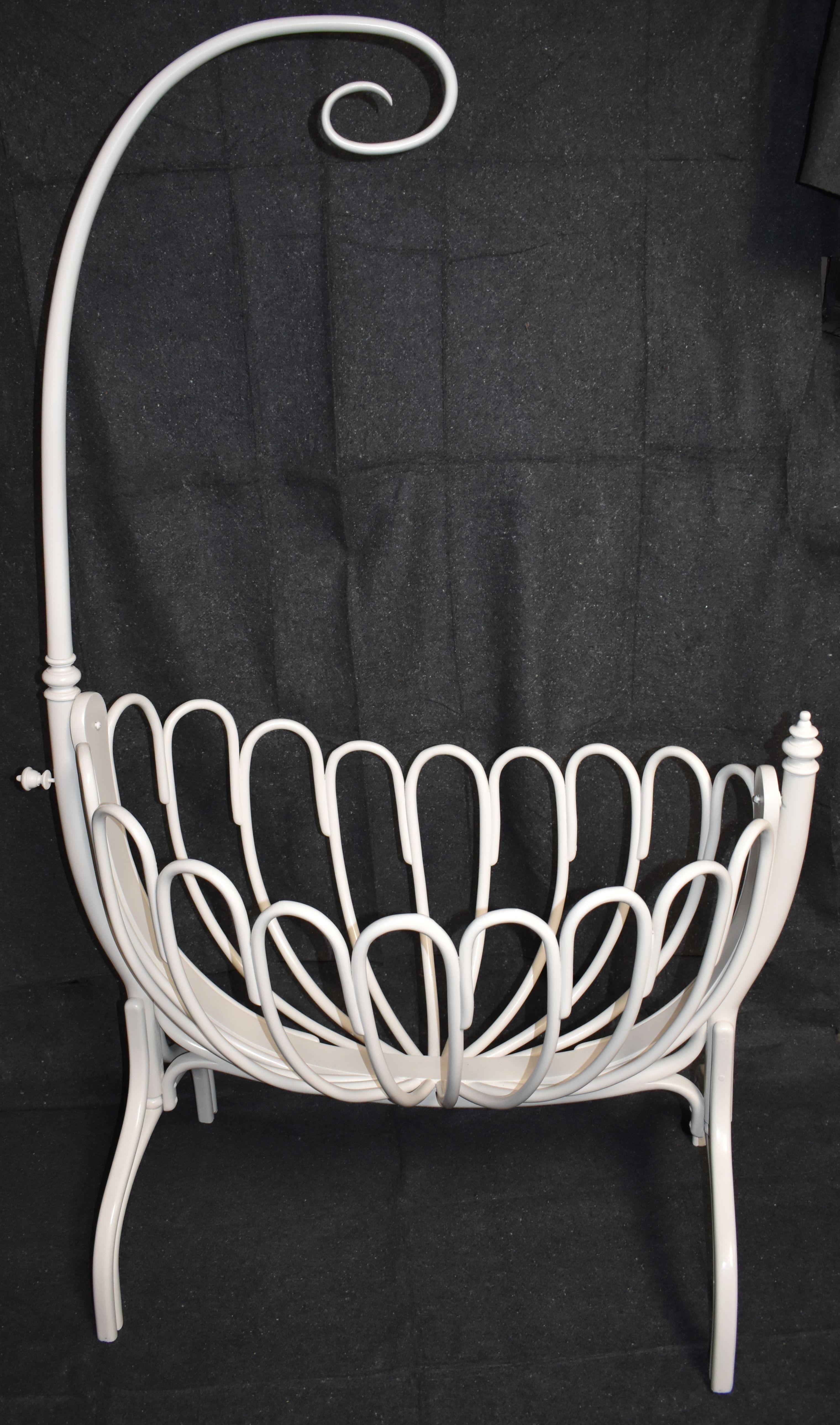 Culla a dondolo dei primi del '900 laccata bianca di Thonet 


Michael Thonet, (nato il 2 luglio 1796 a Boppard, Treviri [Germania] - morto il 3 marzo 1871 a Vienna), pioniere tedesco-austriaco dell'industrializzazione della produzione di mobili,