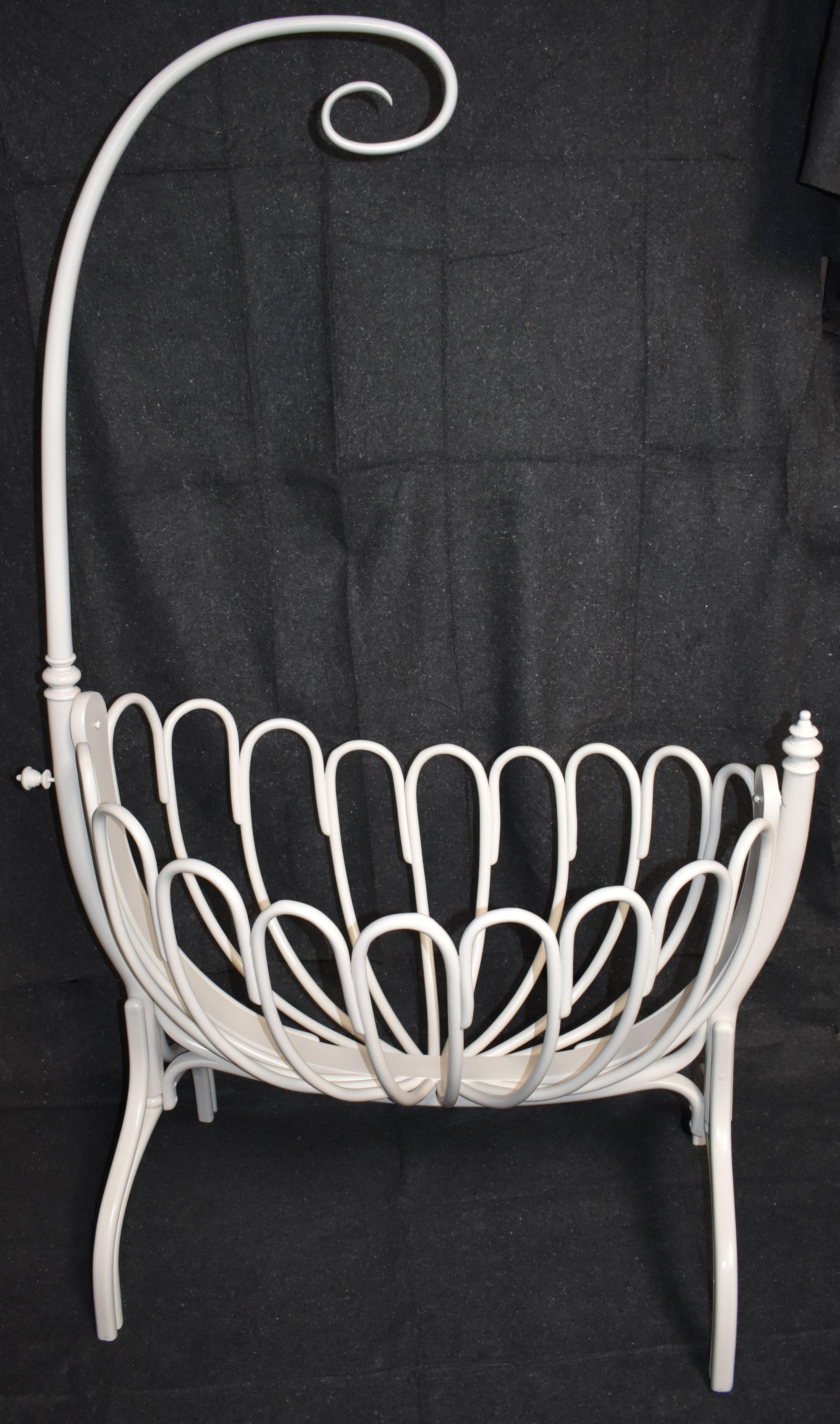 Weiß lackierte Schaukelwiege von Thonet aus der Zeit um 1900 


Michael Thonet, (geboren am 2. Juli 1796 in Boppard, Trier [Deutschland]-gestorben am 3. März 1871 in Wien), deutsch-österreichischer Pionier der Industrialisierung der