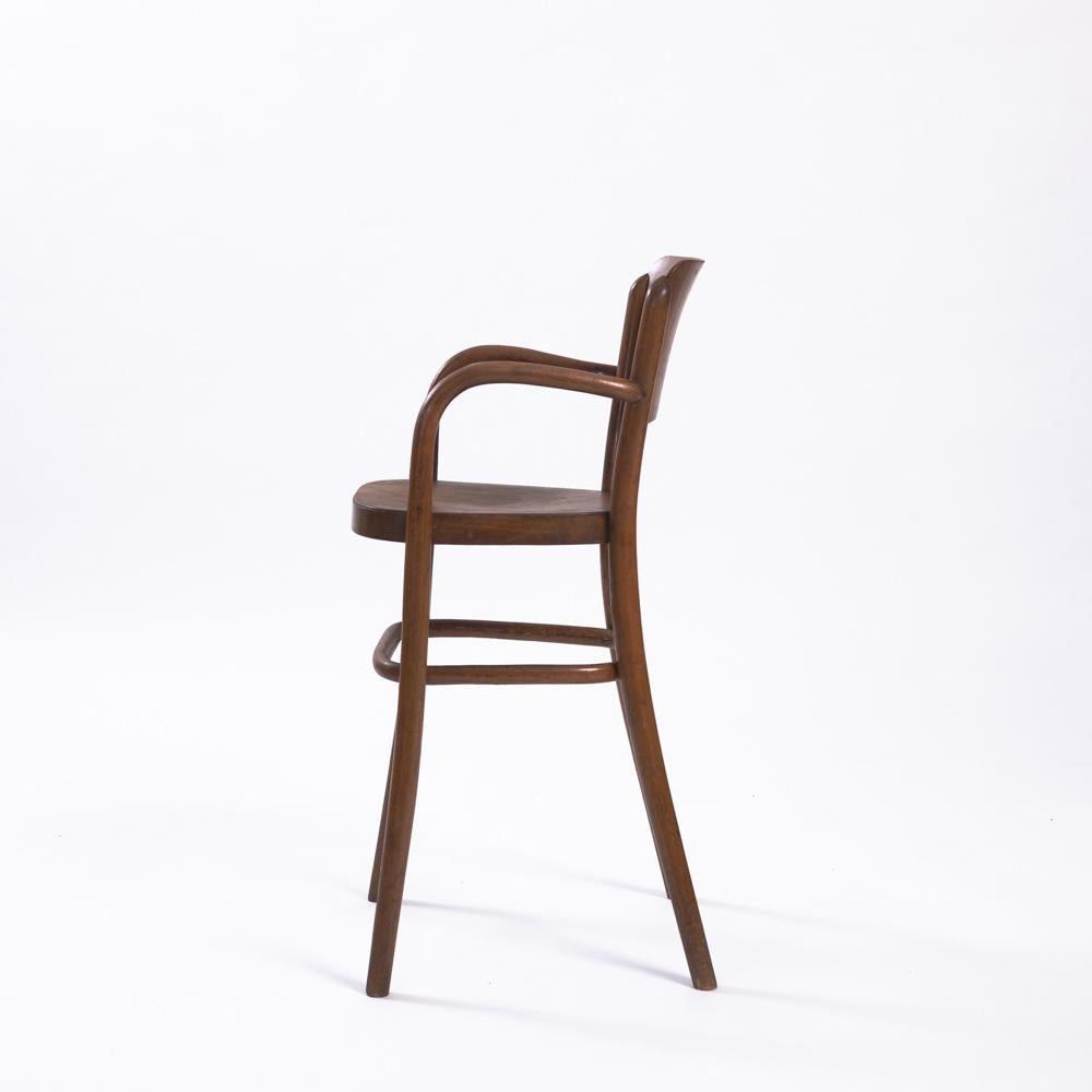 2 antike Michael Thonet Kinderstühle. 
Schön und voll funktionsfähig zur gleichen Zeit.
Ideal für ein Kind, das selbständig ein- und aussteigen kann.

Holzstuhl: H88cm x Arm 76cm x Sitzhöhe: 55 cm
Geflechtstuhl: H78cm x Armlehne: 68cm x Sitzhöhe: