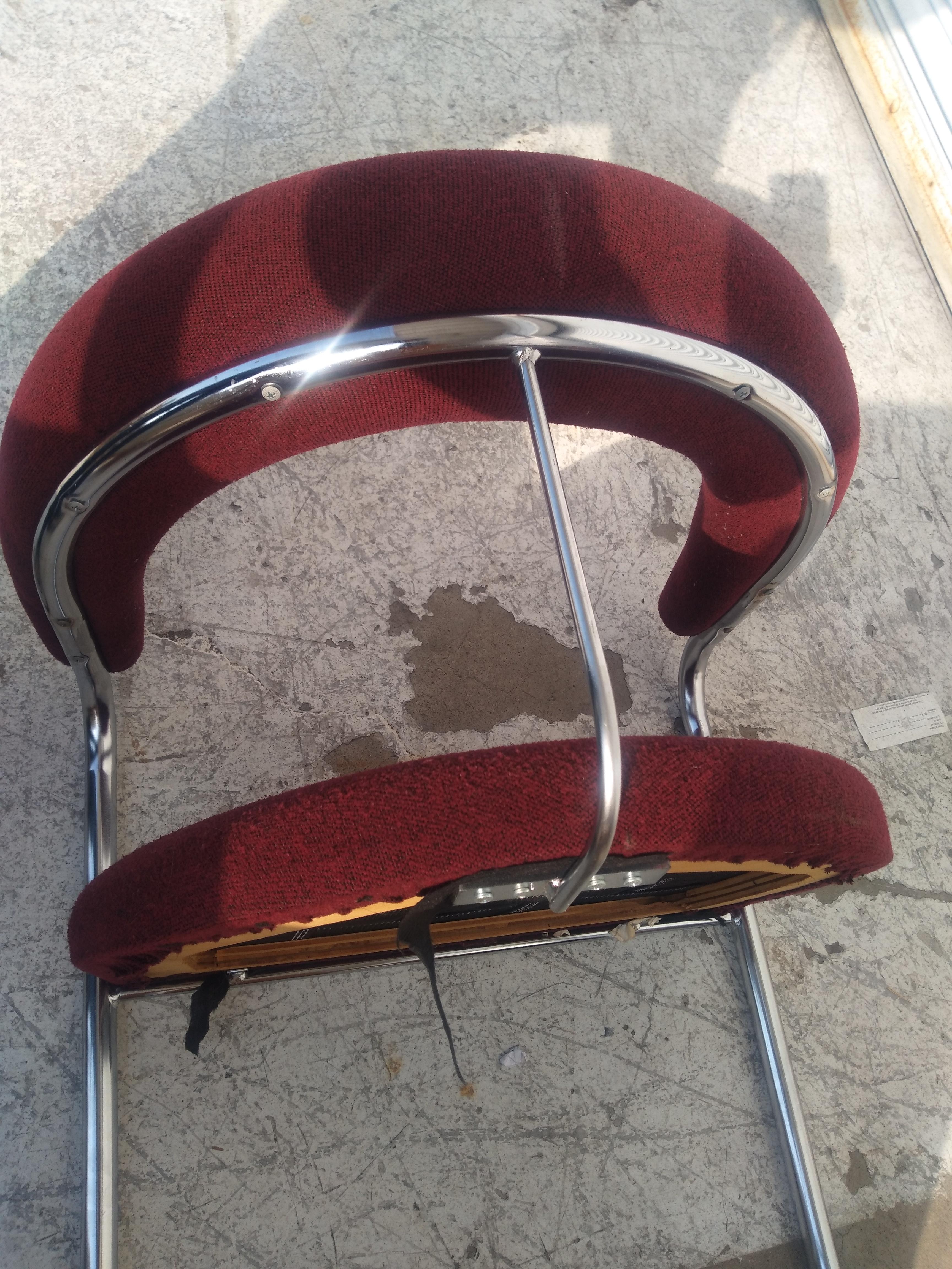 (1 ) Thonet Lorenz arm chair

The Lorenz arm chair was designed by Anton Lorenz in 1929 and manufactured by Thonet.

In 1929 Anton Lorenz founded the firm Desta (Deutsche Stahlmöbel) in Berlin making Anton Lorenz the first to manufacture
