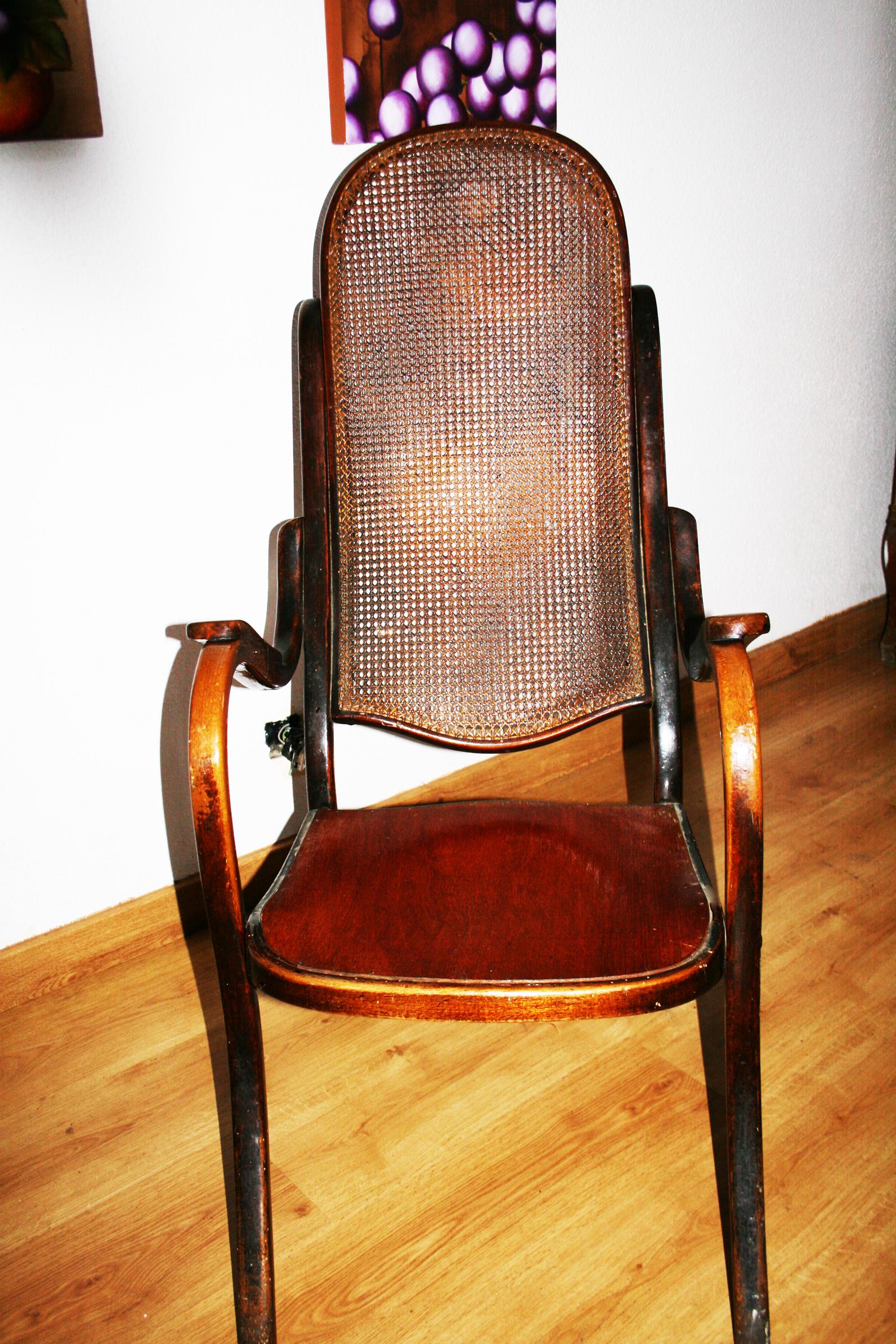 Thonet armchair in bentwood with high backrest with Viennese straw. 

Attributed Thonet it does not keep the seal since it was probably paper and was lost over the years

This relaxing chair or fireplace armchair is perfect for relaxing

In this