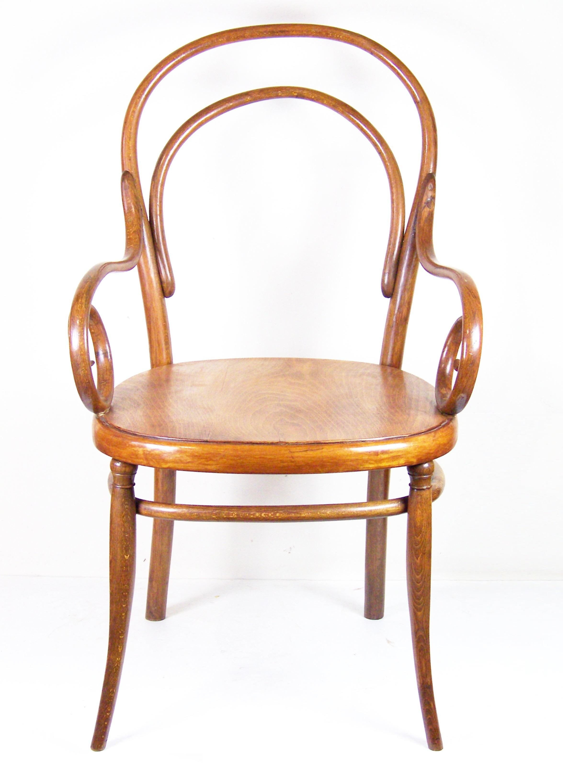 The shape of model no.8 was designed by Thonet, but this particular one was produced by a competing company (Fischel, Kohn?). This is a very old armchair from the beginnings of the production of bent furniture. These were always very subtle and