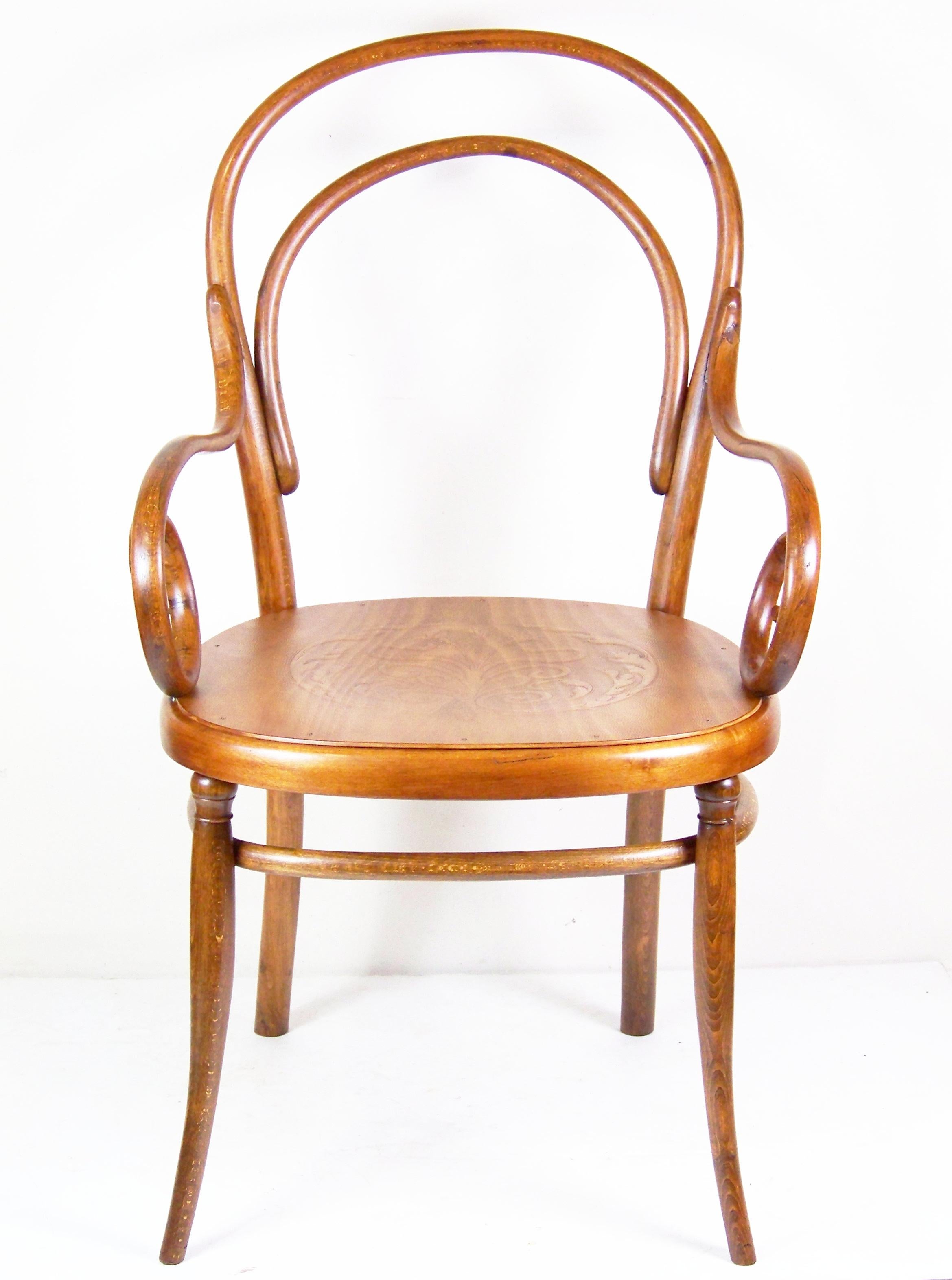 Very old armchair from the beginnings of the production of bentwood furniture. These were always very subtle and simple. The bayonet fastening of the armrests to the backrest also indicates the early production, this can only be seen in products