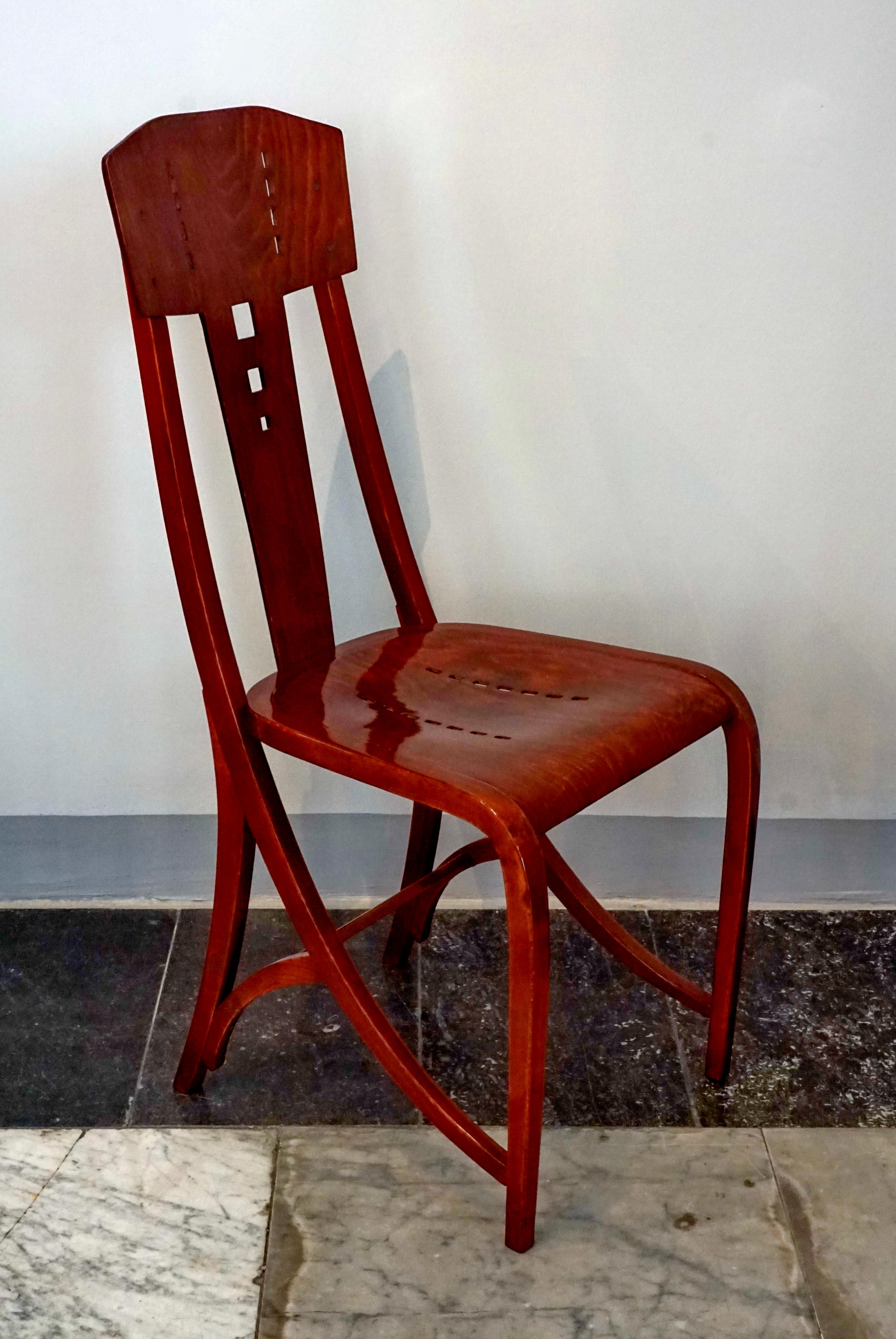 Exceptional chair of the Viennese Art Nouveau circa 1900 elegantly shaped with wooden seat and high back
Beech wood, mahogany stained, shellac hand polished 

Manufactured by Thonet Brothers, Vienna, circa 1904

Model number