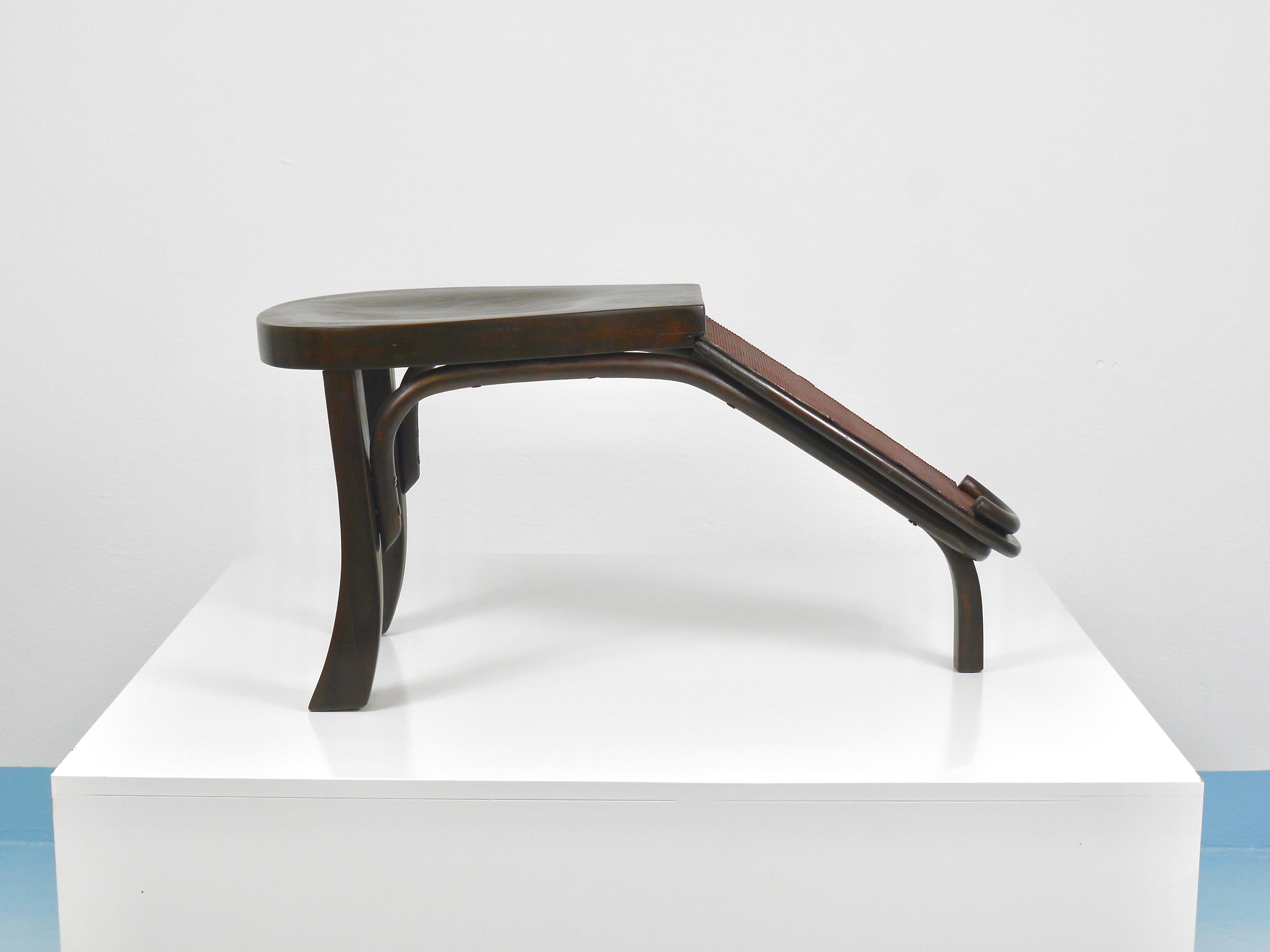 Un raro sgabello da calzolaio in stile Jugendstil/Art Nouveau con seduta, risalente al 1900-1910 circa, utilizzato in un negozio di scarpe tradizionale dell'inizio del XX secolo.  Realizzato in legno di faggio da Gebrüder Thonet, Vienna (etichettato