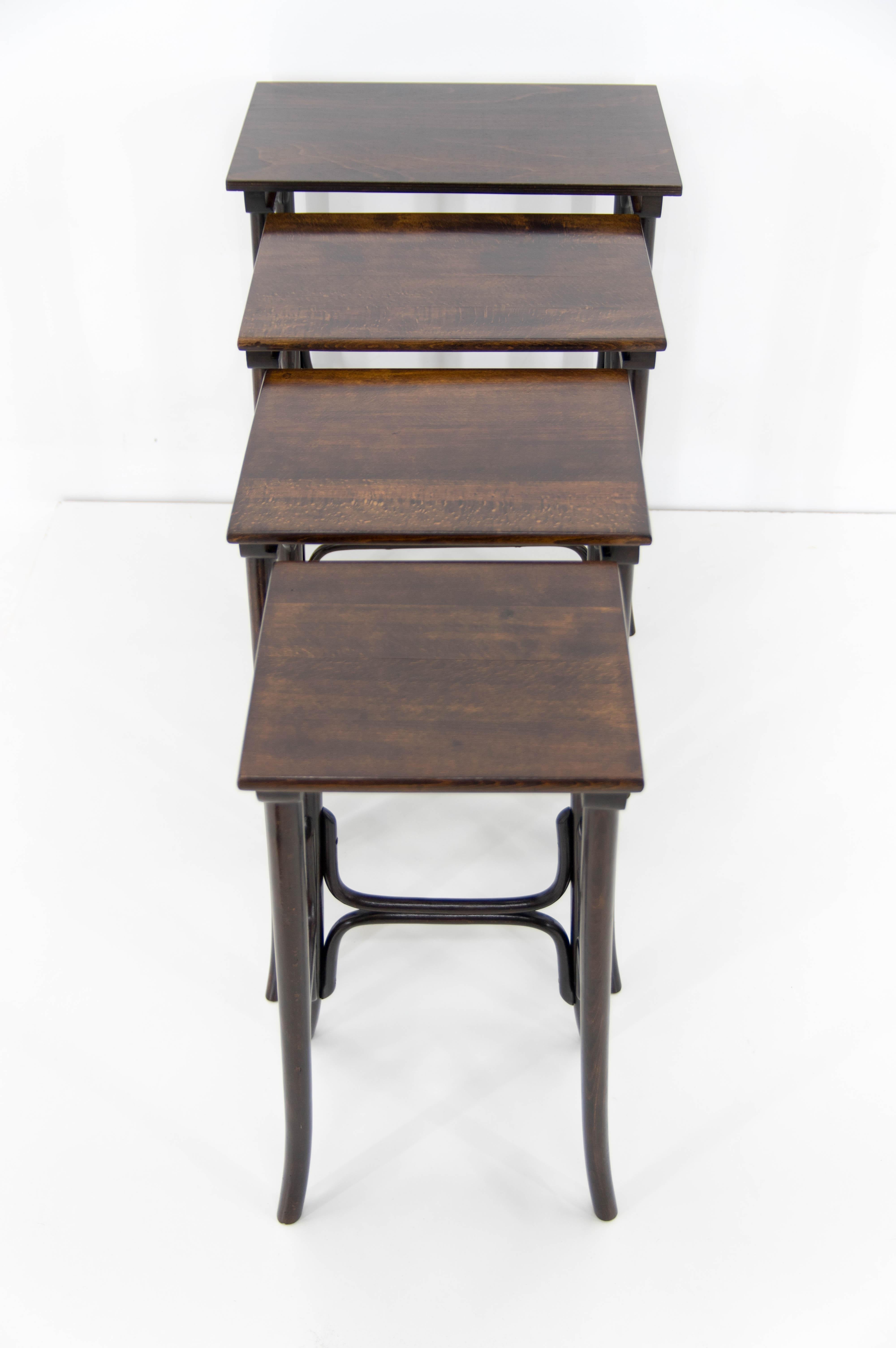 Austrian Thonet Art Nouveau Nesting Tables Model 10, 1900s For Sale