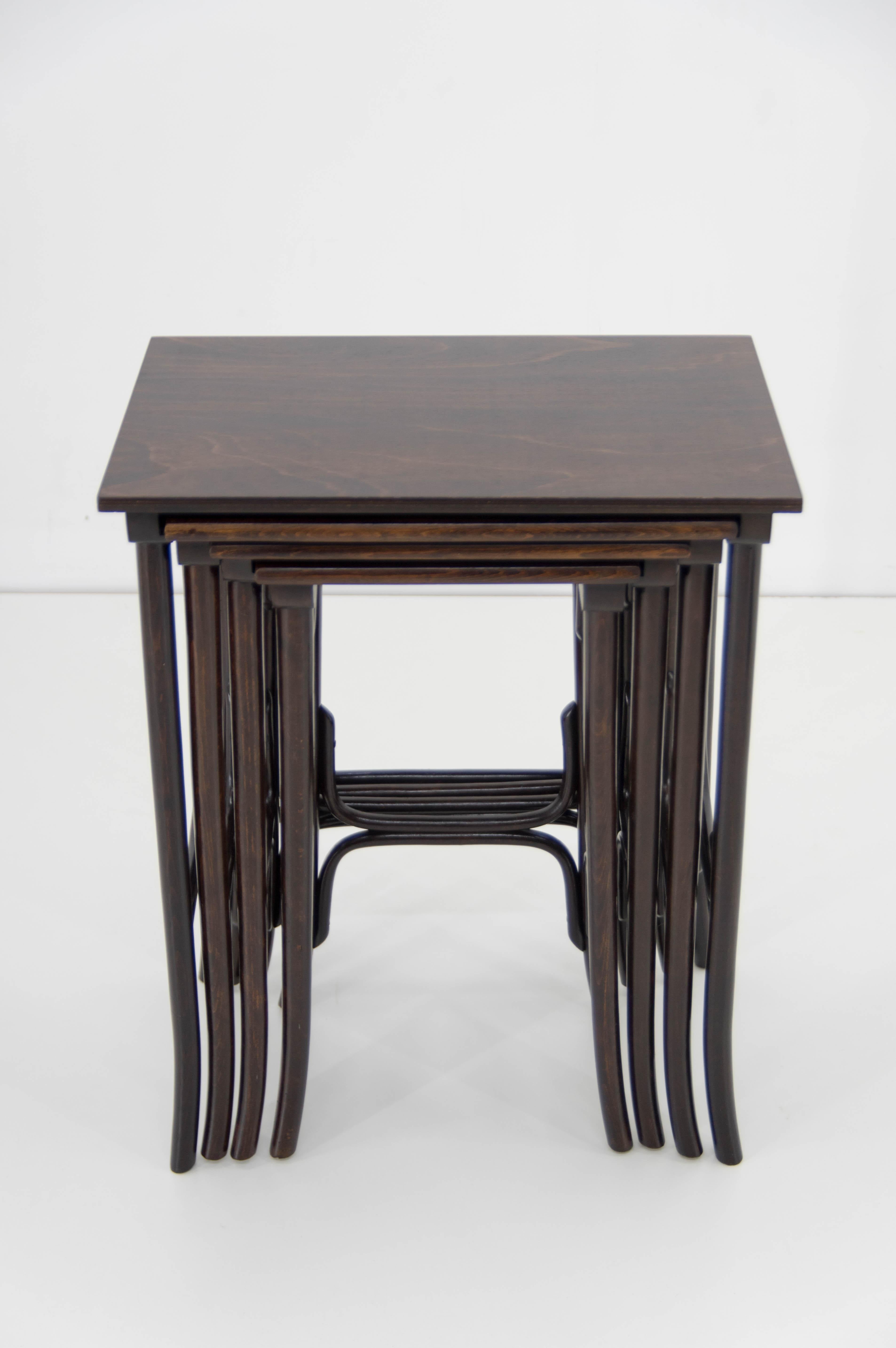 Ensemble de quatre tables gigognes en bois courbé Art Nouveau par Thonet, Label.
Soigneusement restauré avec une nouvelle finition à la gomme-laque faite à la main.
