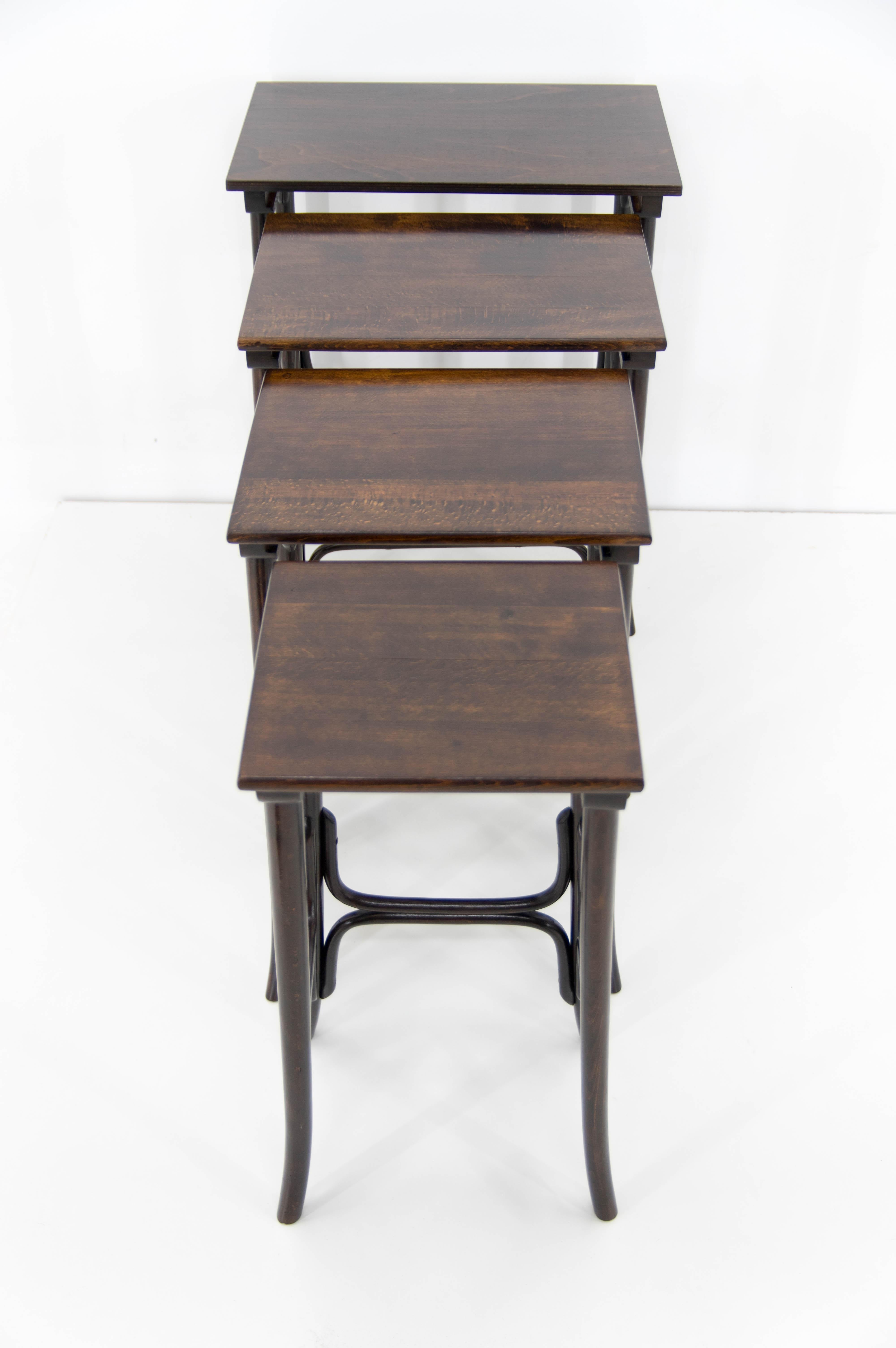 Art nouveau Tables gigognes Thonet Art Nouveau Modèle 10, années 1900 en vente
