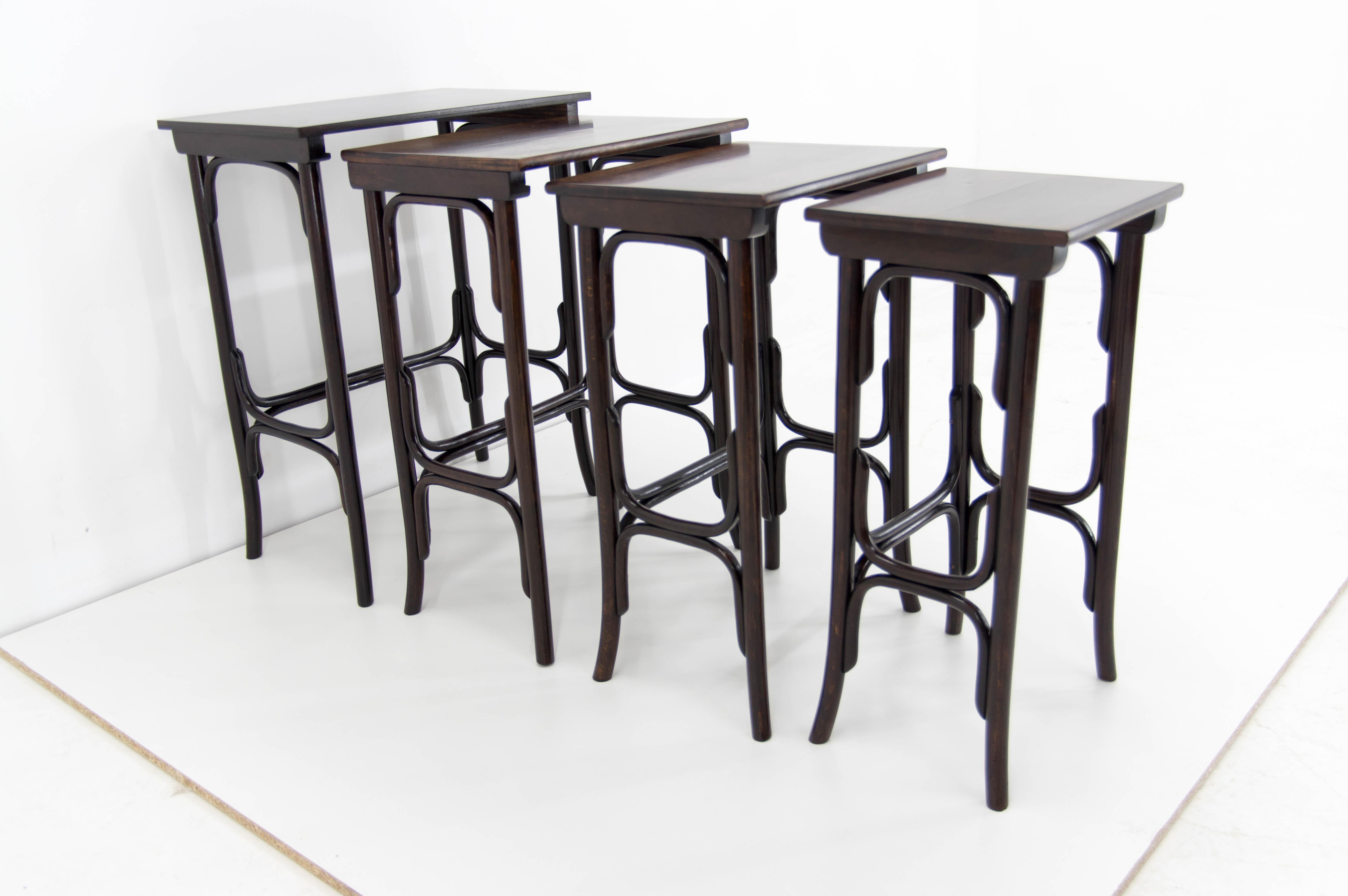 Autrichien Tables gigognes Thonet Art Nouveau Modèle 10, années 1900 en vente