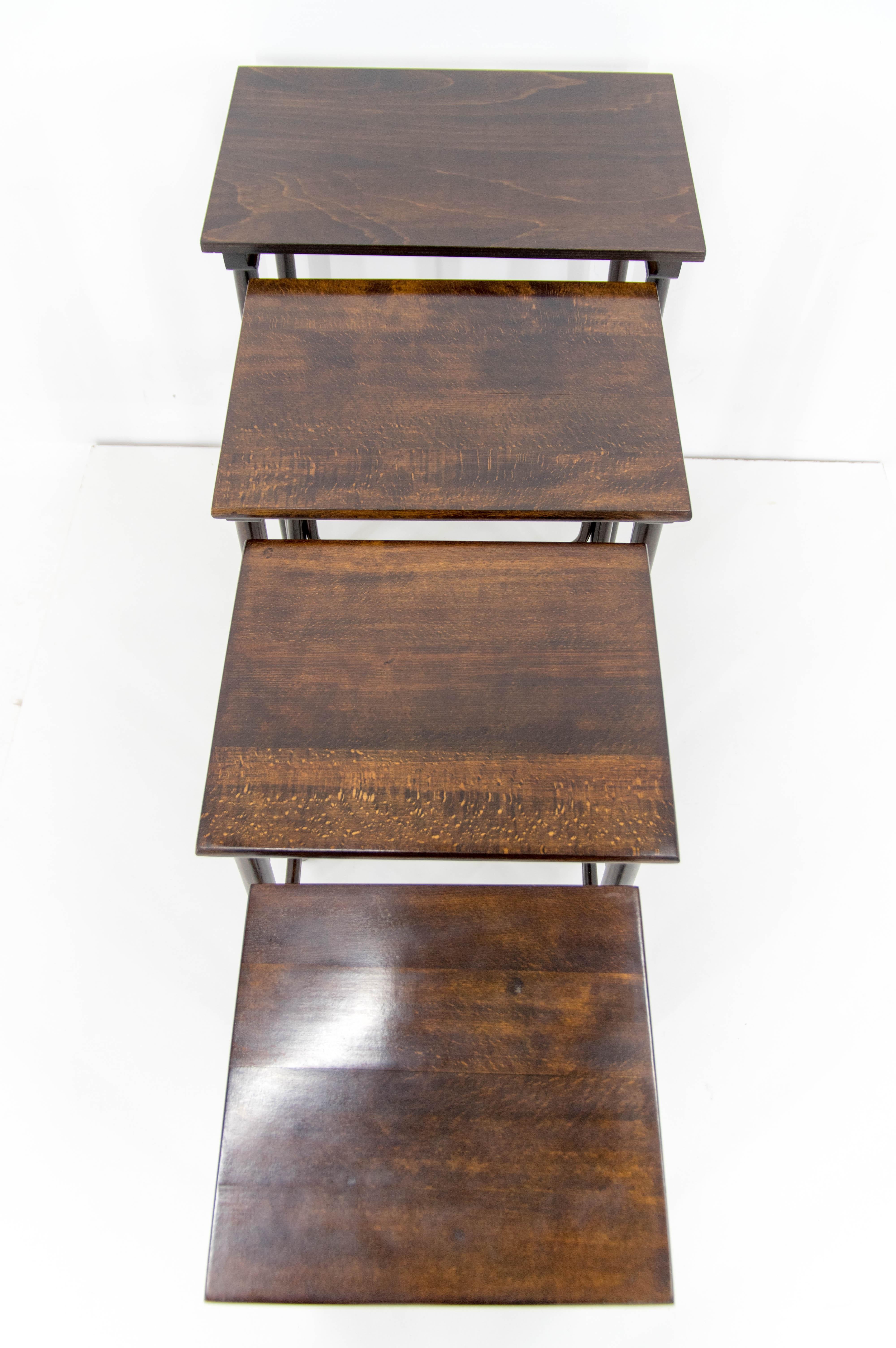 Tables gigognes Thonet Art Nouveau Modèle 10, années 1900 Excellent état - En vente à Praha, CZ