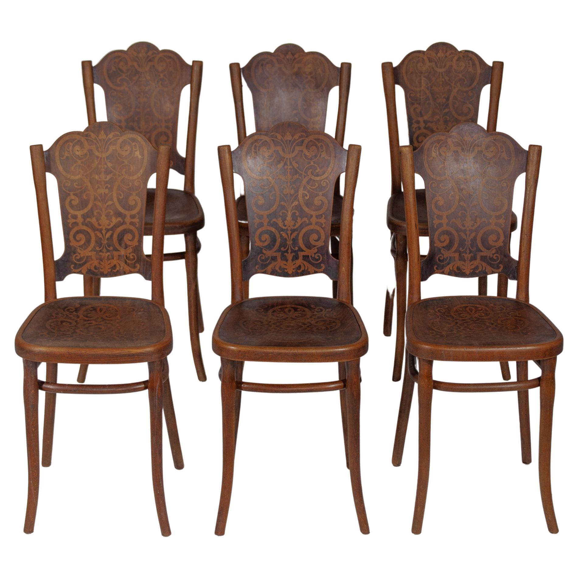 Antiker, sehr schöner Jugendstil-Satz von sechs Thonet-Stühlen mit einem gedruckten Muster. Alle Stühle sind mit dem originalen THONET-Papierlogo beschriftet. Thonet Design der einzelnen Stühle mit Patina und Charakter braune Akzente, Café oder